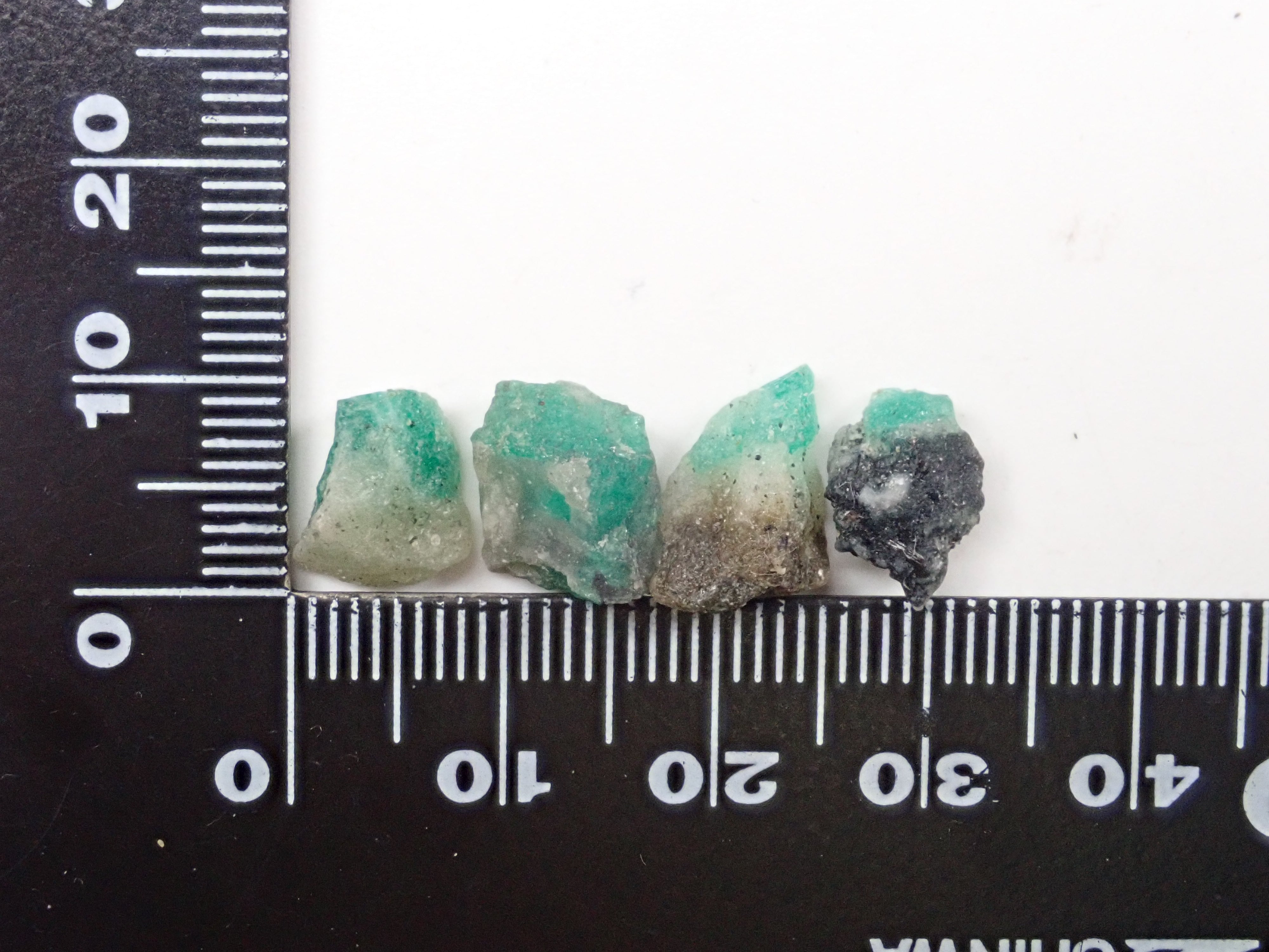 コロンビア産エメラルド ルース・原石2石セット(ラウンドカット3mm)