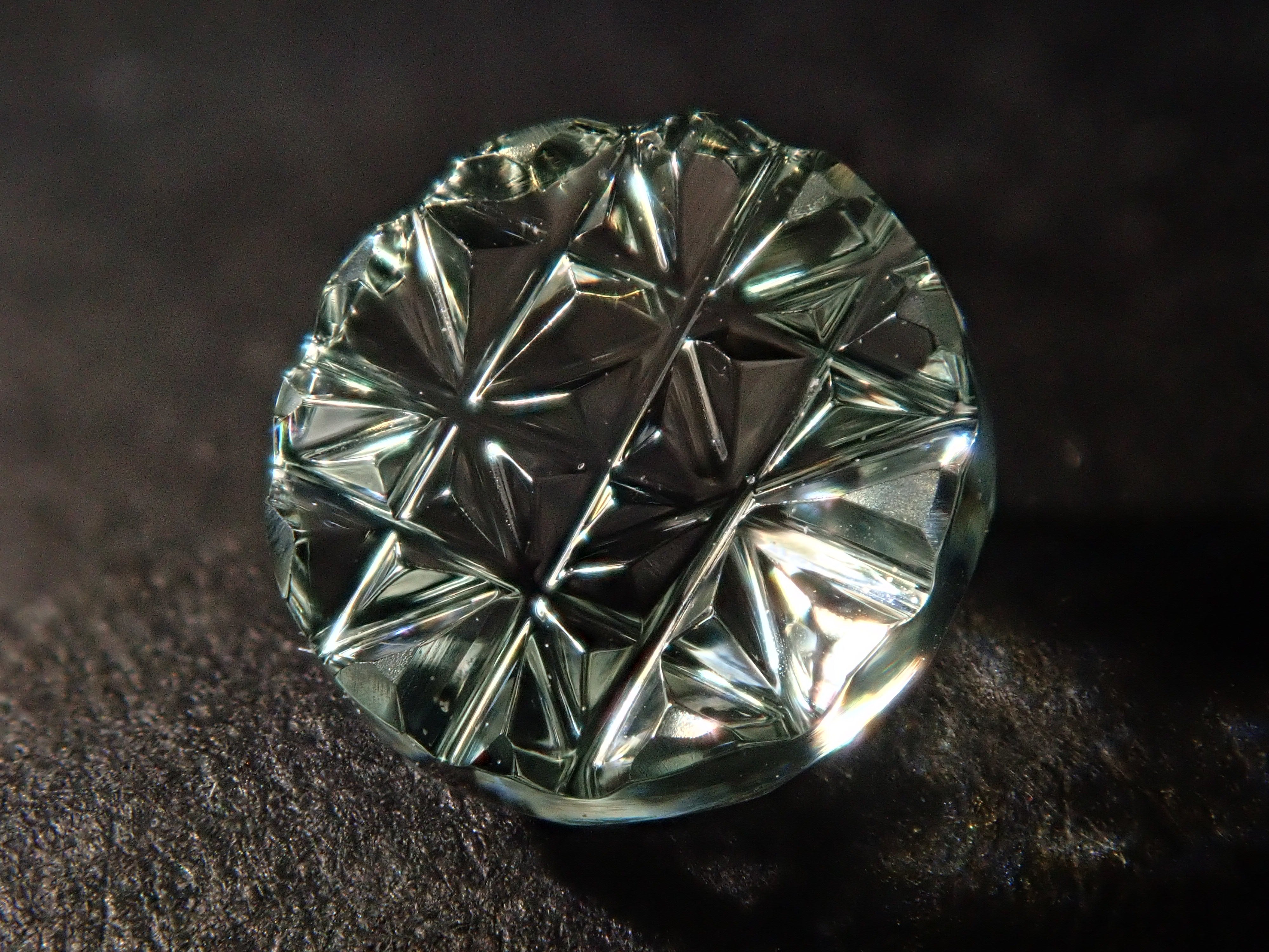 【甲州貴石切子plusthree】グリーンクォーツ 6mm/0.731ct ルース ワッペン付