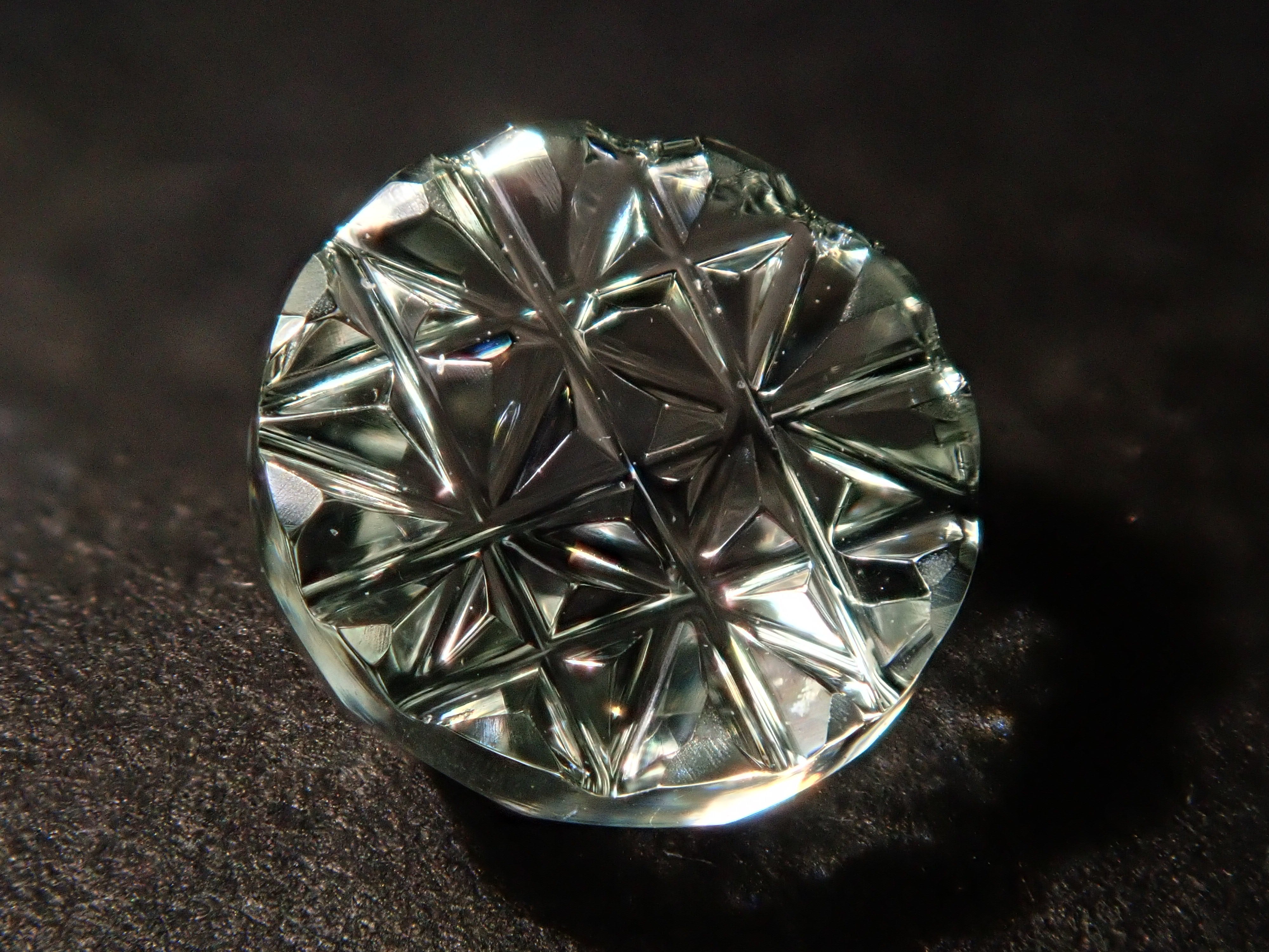 【甲州貴石切子plusthree】グリーンクォーツ 6mm/0.731ct ルース ワッペン付