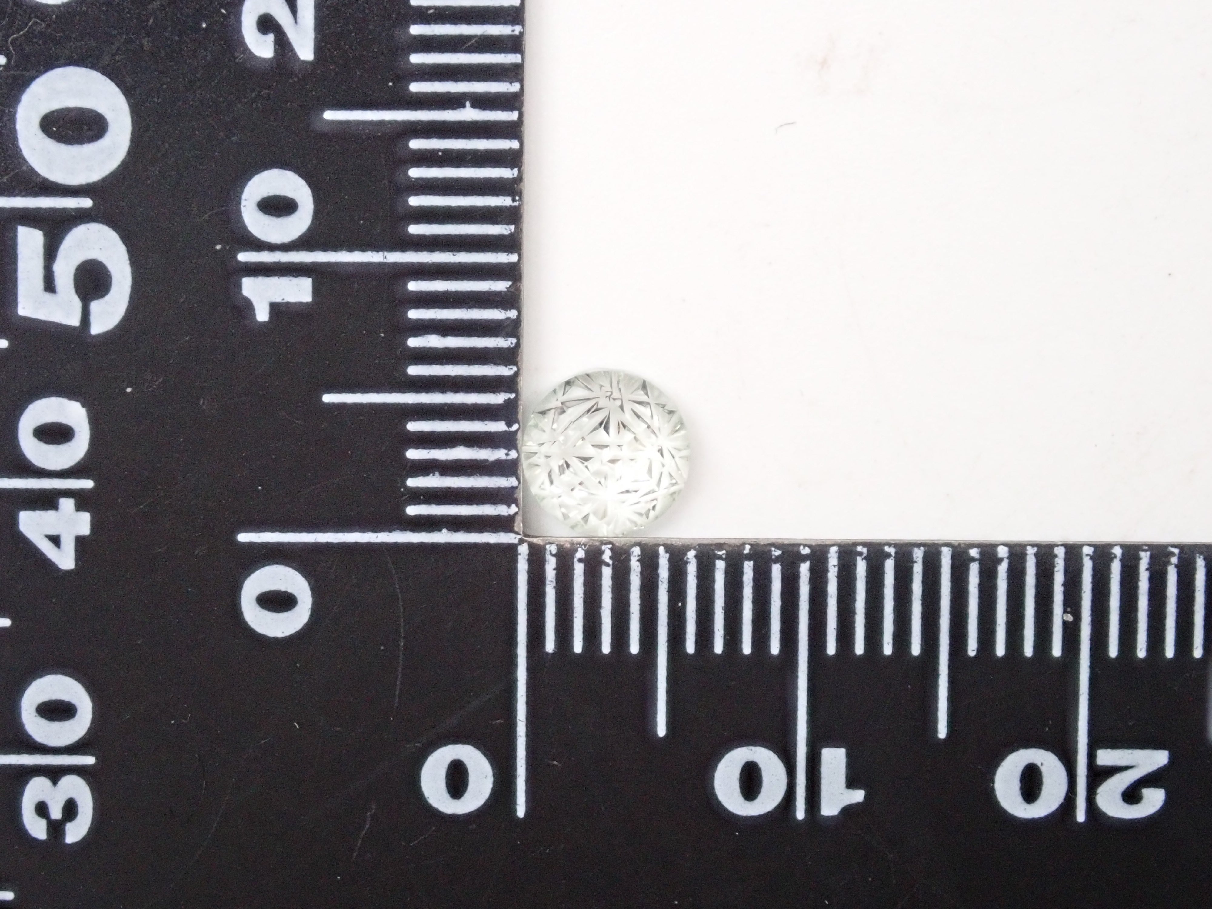 【甲州貴石切子plusthree】グリーンクォーツ 6mm/0.731ct ルース ワッペン付