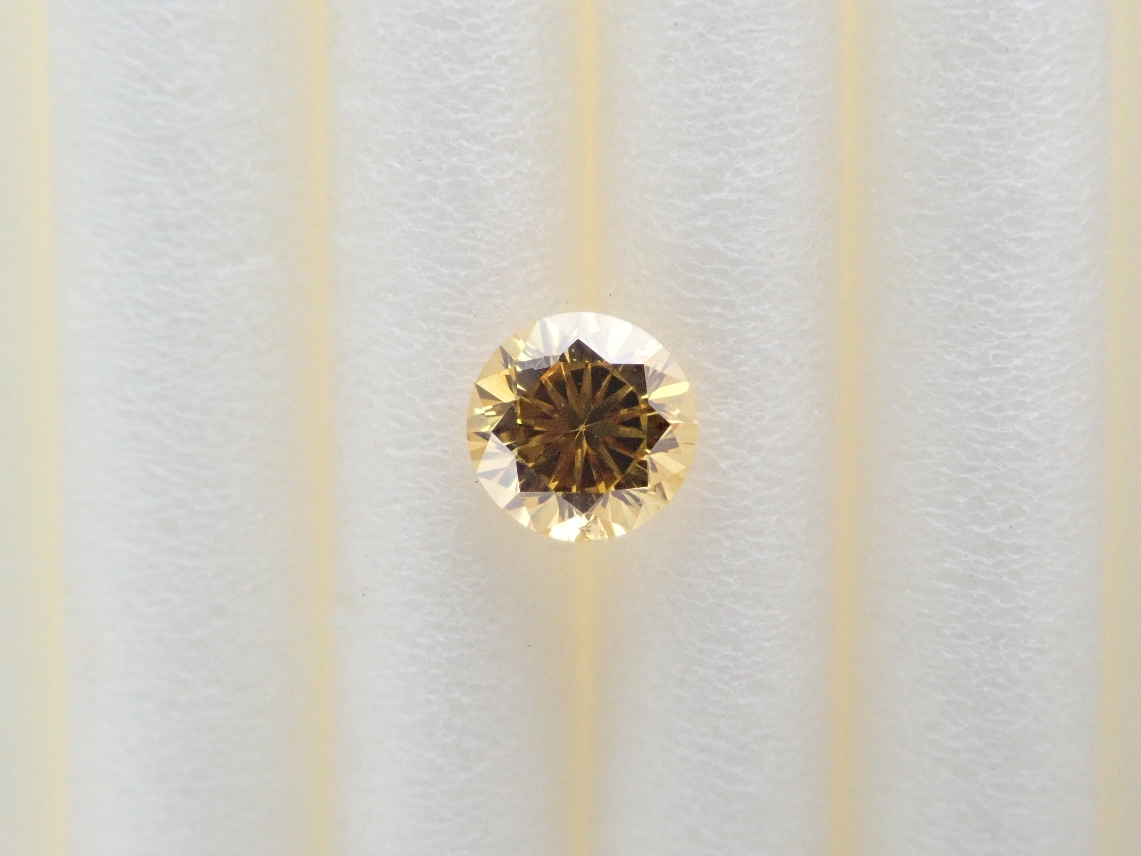 イエローダイヤモンド 0.165ctルース(FANCY VIVID ORANGY YELLOW, SI-2)