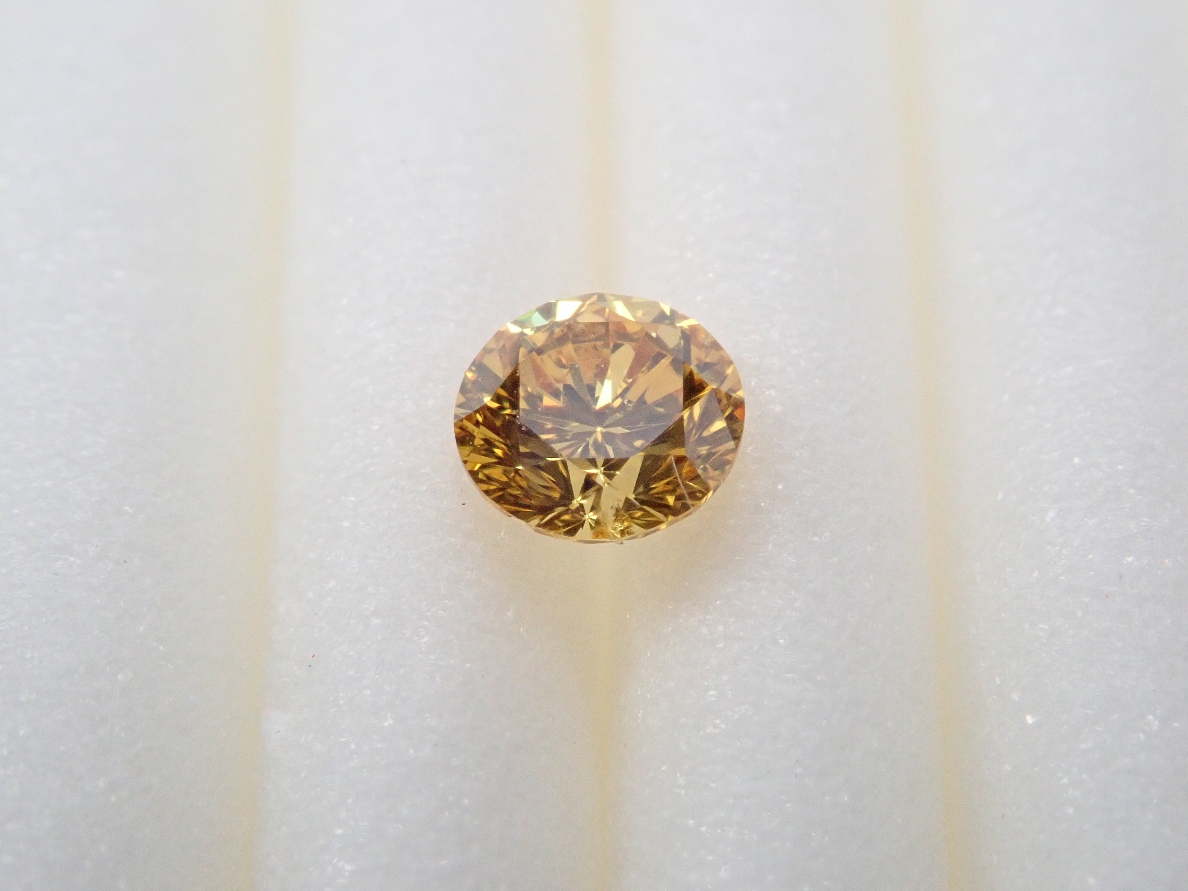 イエローダイヤモンド 0.165ctルース(FANCY VIVID ORANGY YELLOW, SI-2)