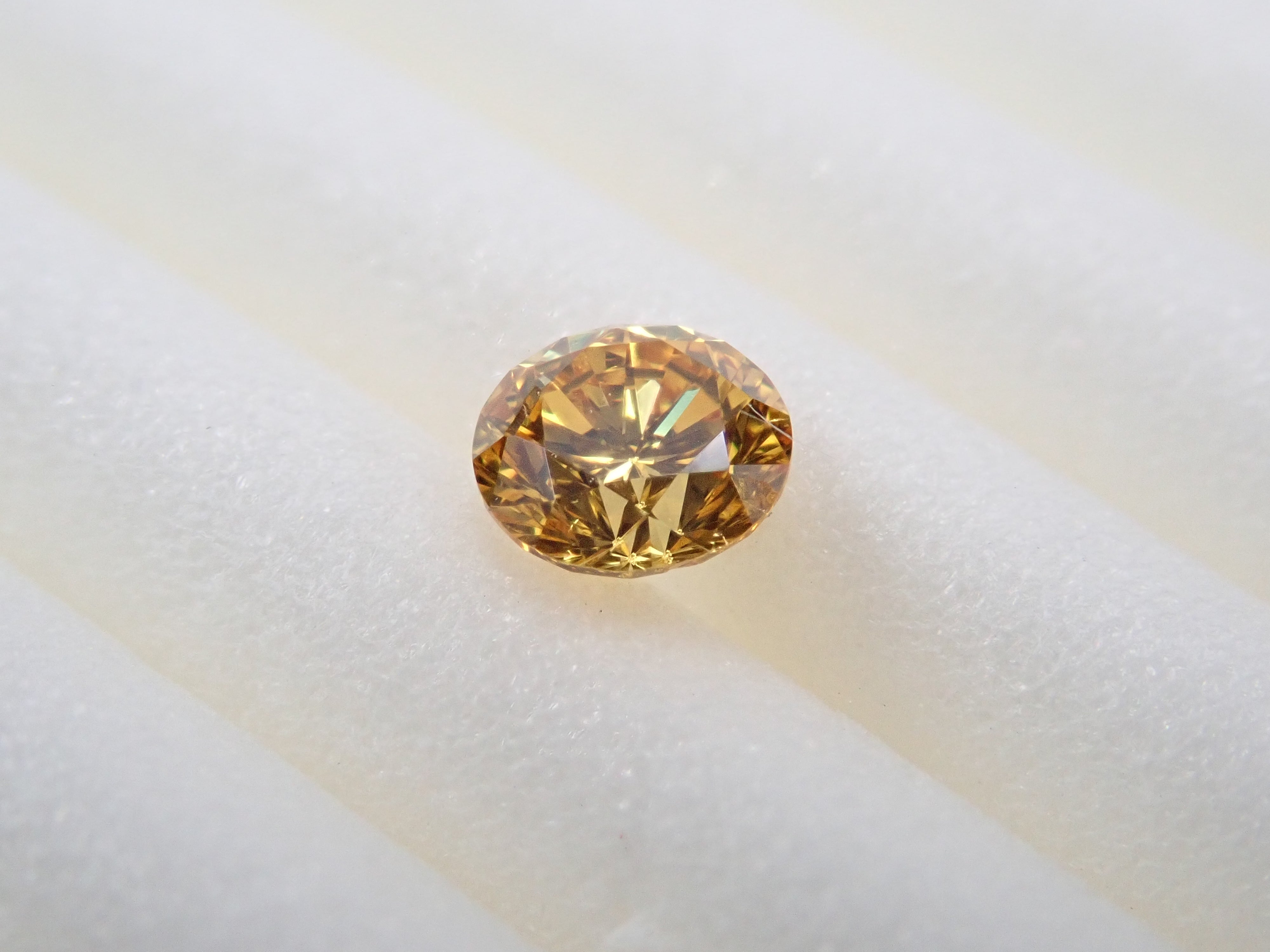 イエローダイヤモンド 0.165ctルース(FANCY VIVID ORANGY YELLOW, SI-2)