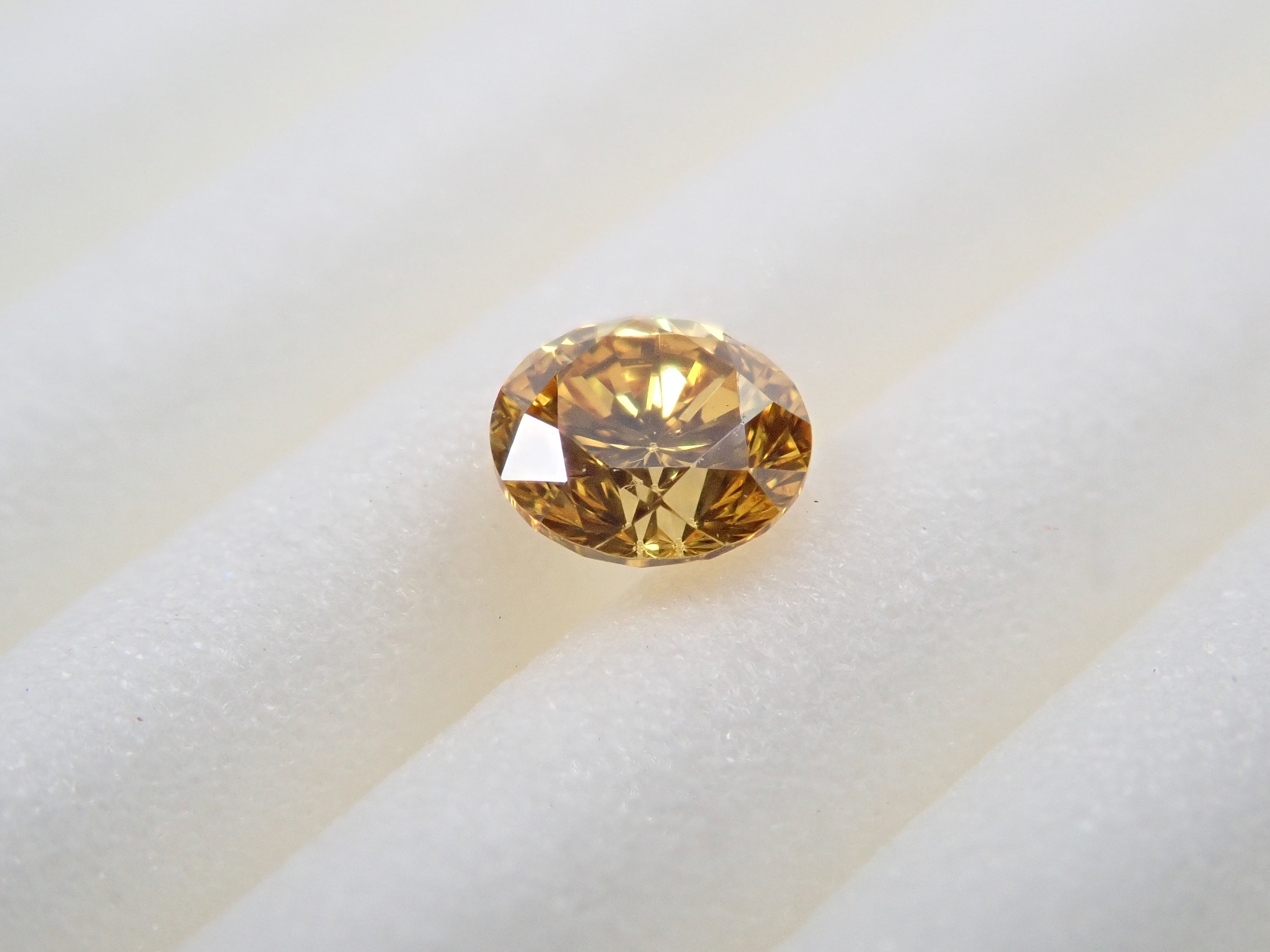 イエローダイヤモンド 0.165ctルース(FANCY VIVID ORANGY YELLOW, SI-2)