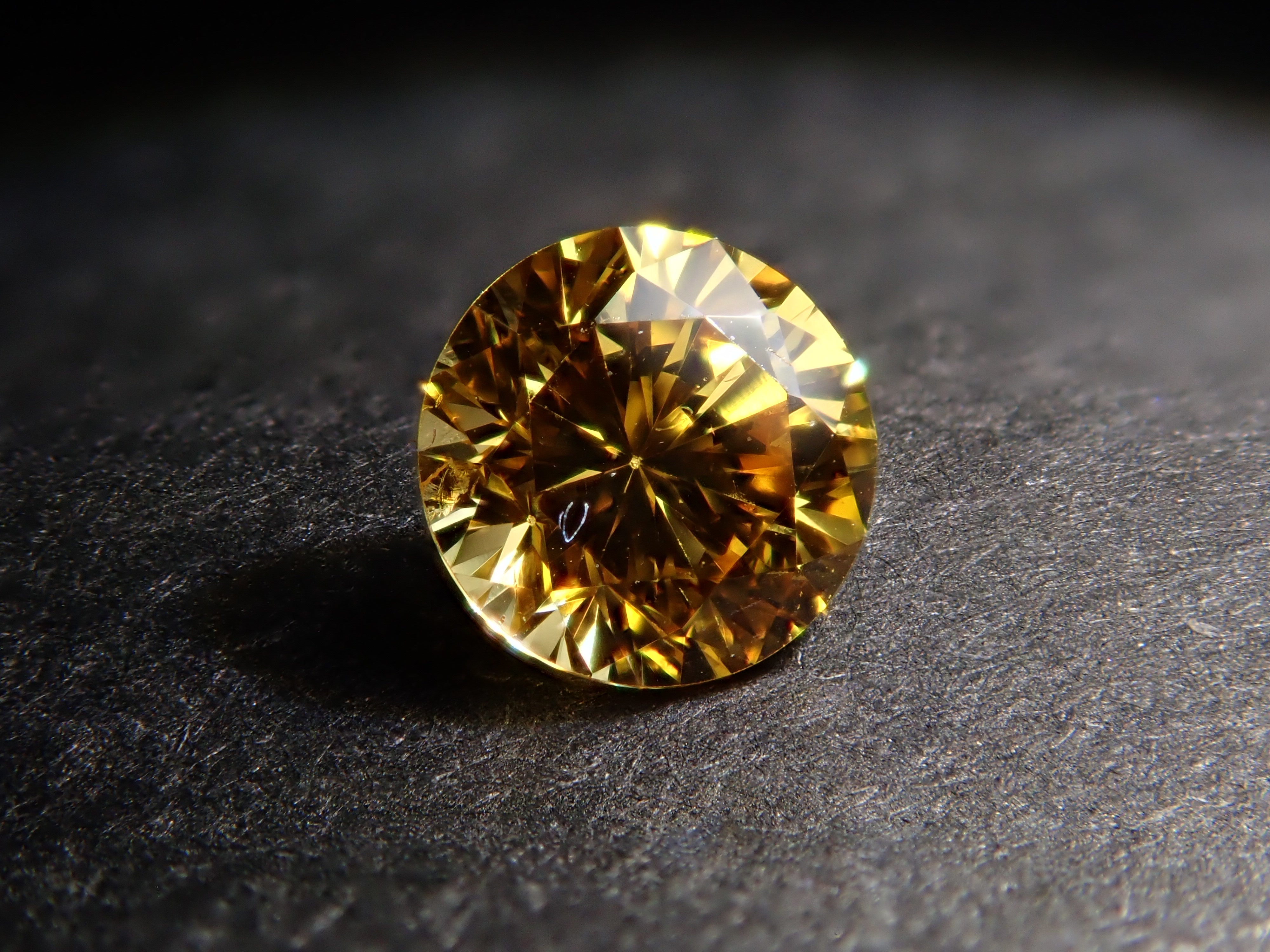イエローダイヤモンド 0.165ctルース(FANCY VIVID ORANGY YELLOW, SI-2)