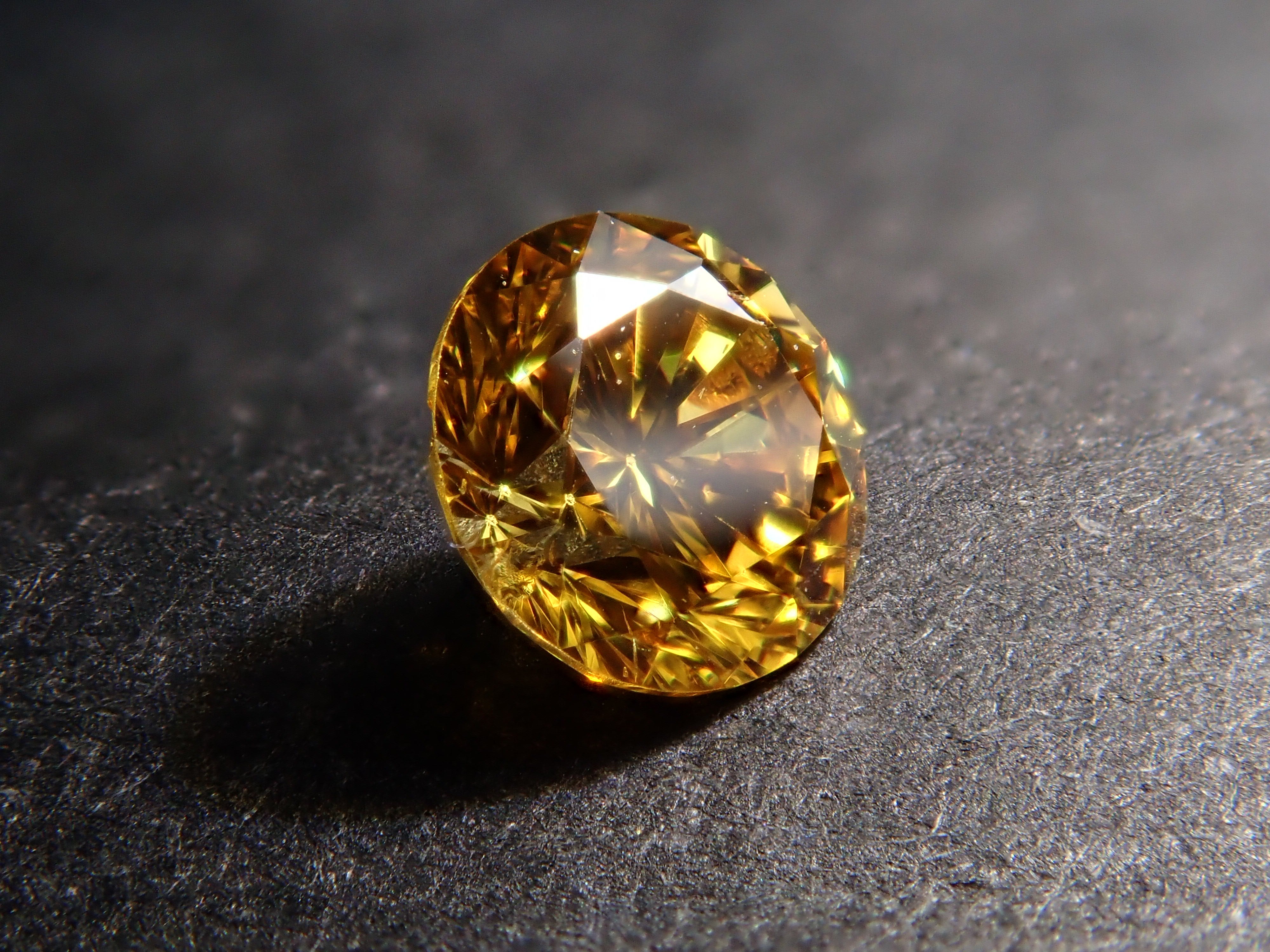 イエローダイヤモンド 0.165ctルース(FANCY VIVID ORANGY YELLOW, SI-2)