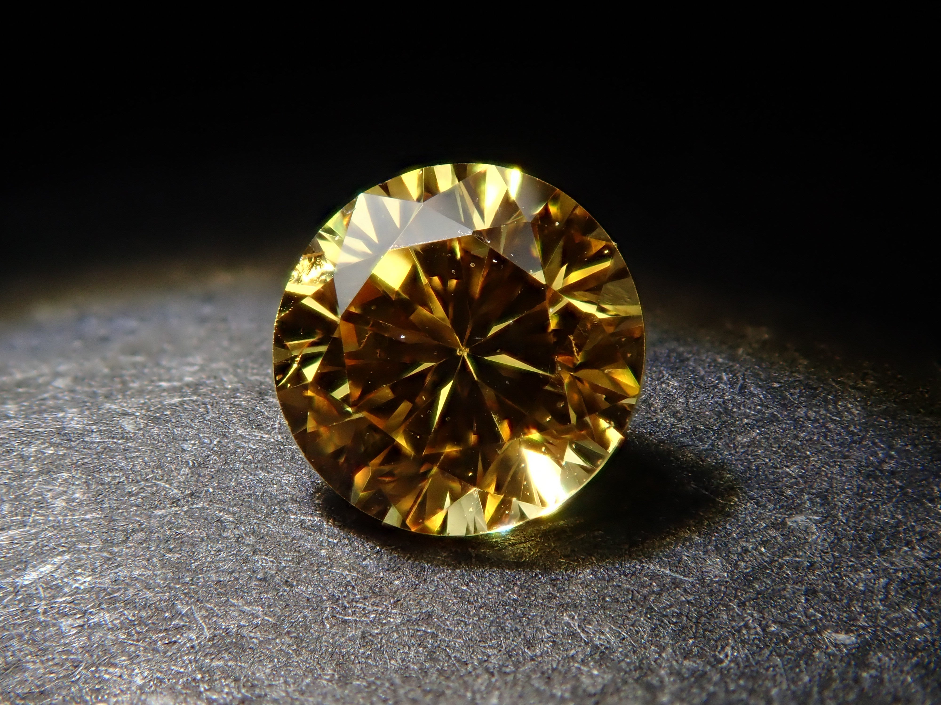 イエローダイヤモンド 0.165ctルース(FANCY VIVID ORANGY YELLOW, SI-2)