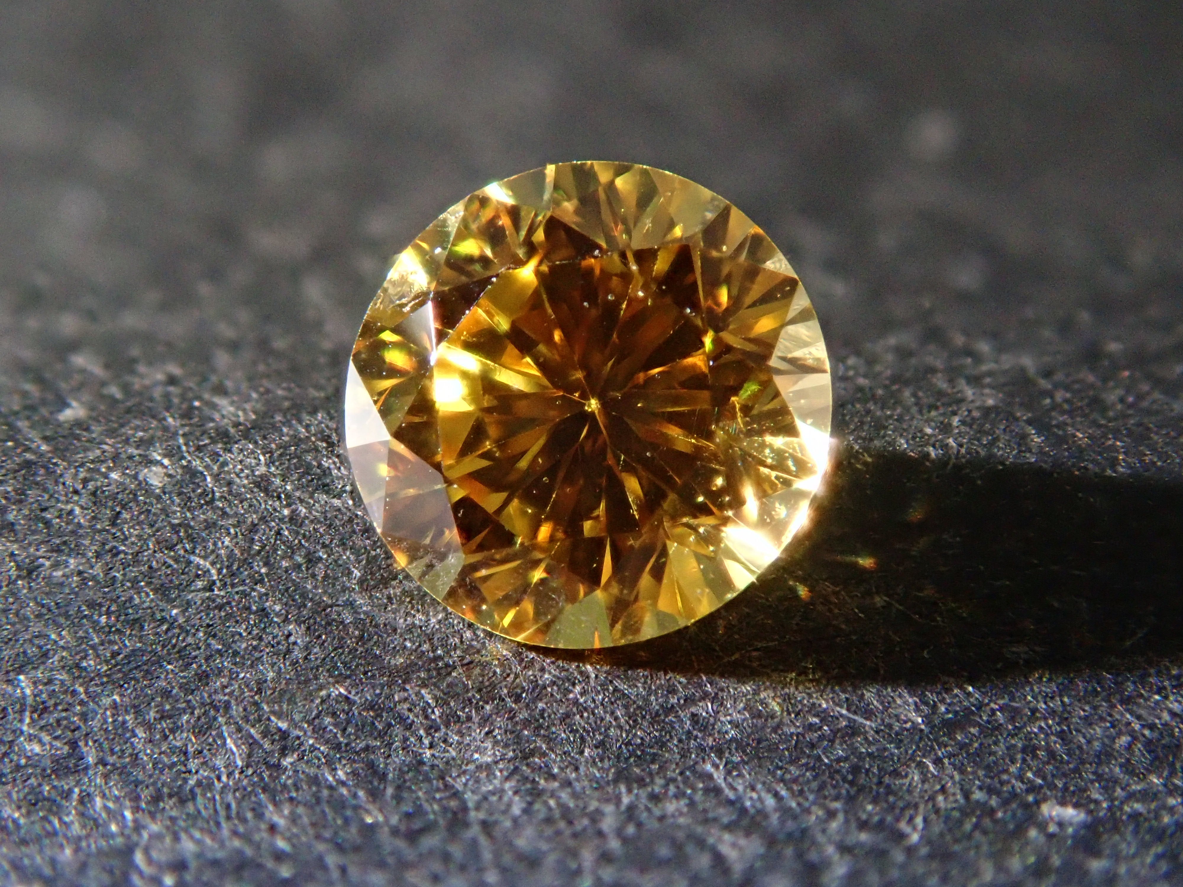 イエローダイヤモンド 0.165ctルース(FANCY VIVID ORANGY YELLOW, SI-2)