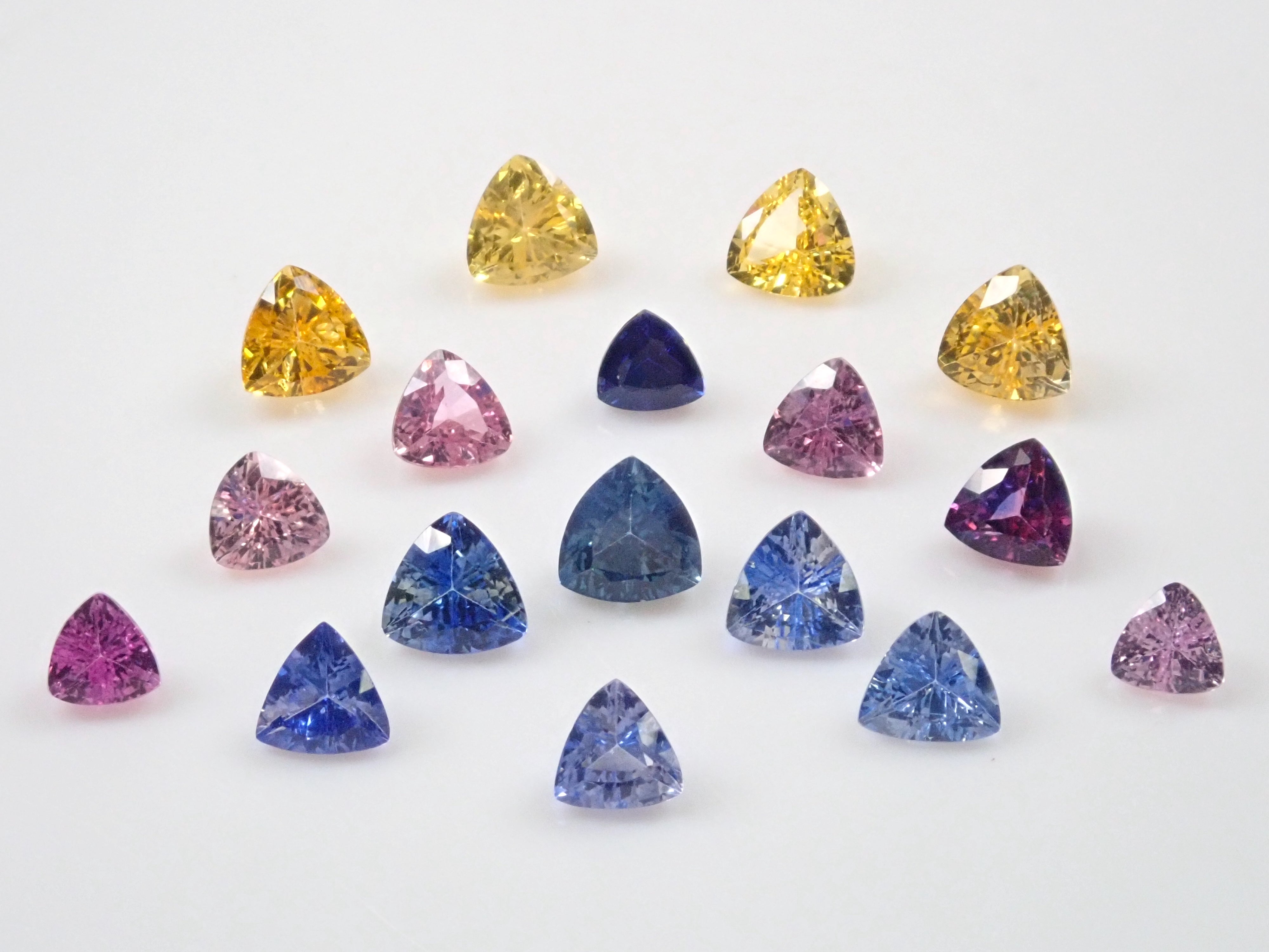 斯里蘭卡拉特納普勒產藍寶石原石1顆(3.0mm-4.0mm,三角形切割)《多買有優惠》