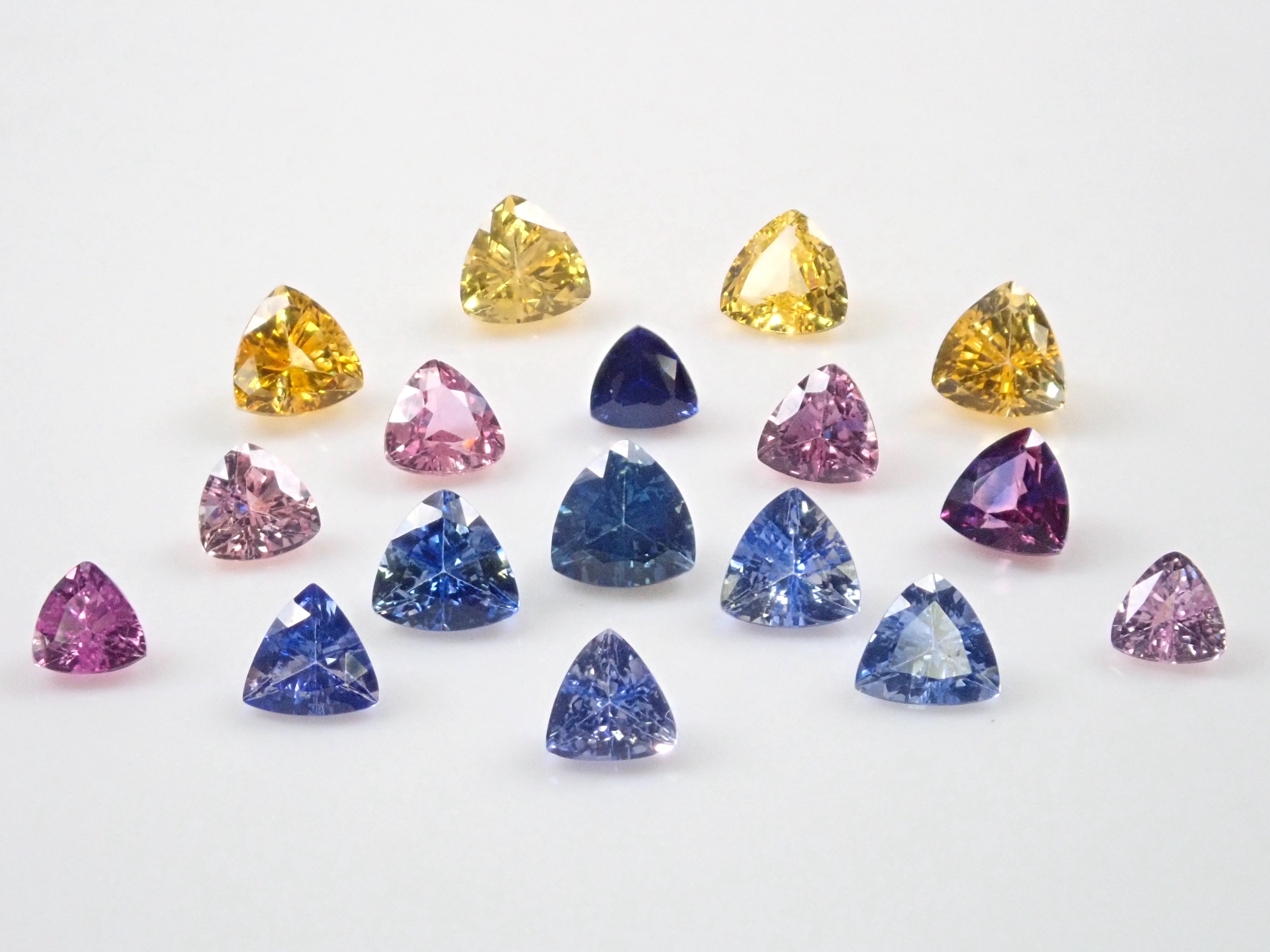 斯里蘭卡拉特納普勒產藍寶石原石1顆(3.0mm-4.0mm,三角形切割)《多買有優惠》