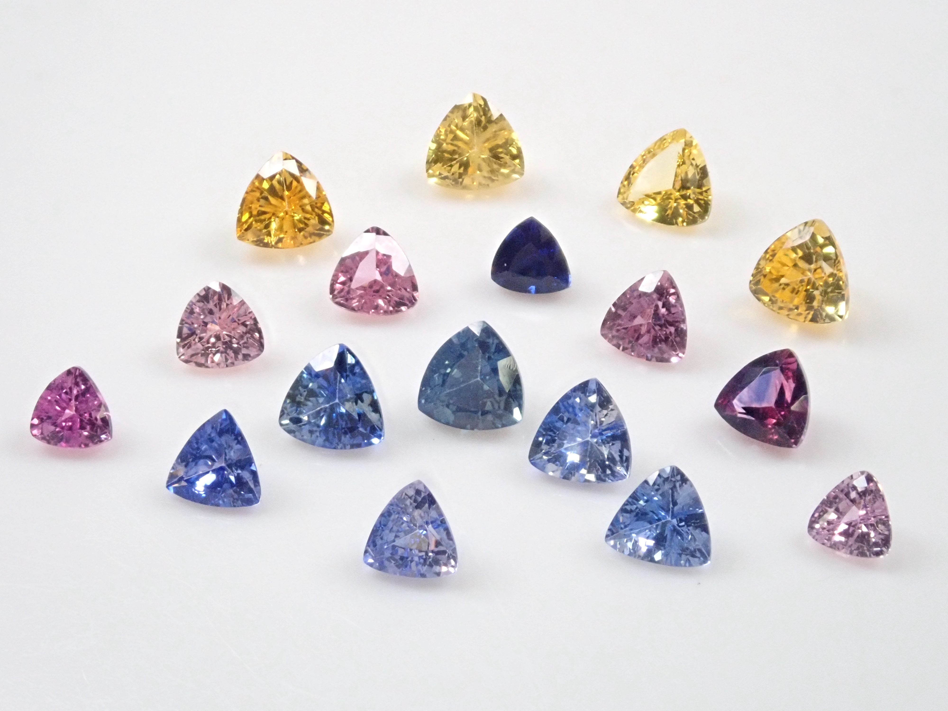 斯里蘭卡拉特納普勒產藍寶石原石1顆(3.0mm-4.0mm,三角形切割)《多買有優惠》