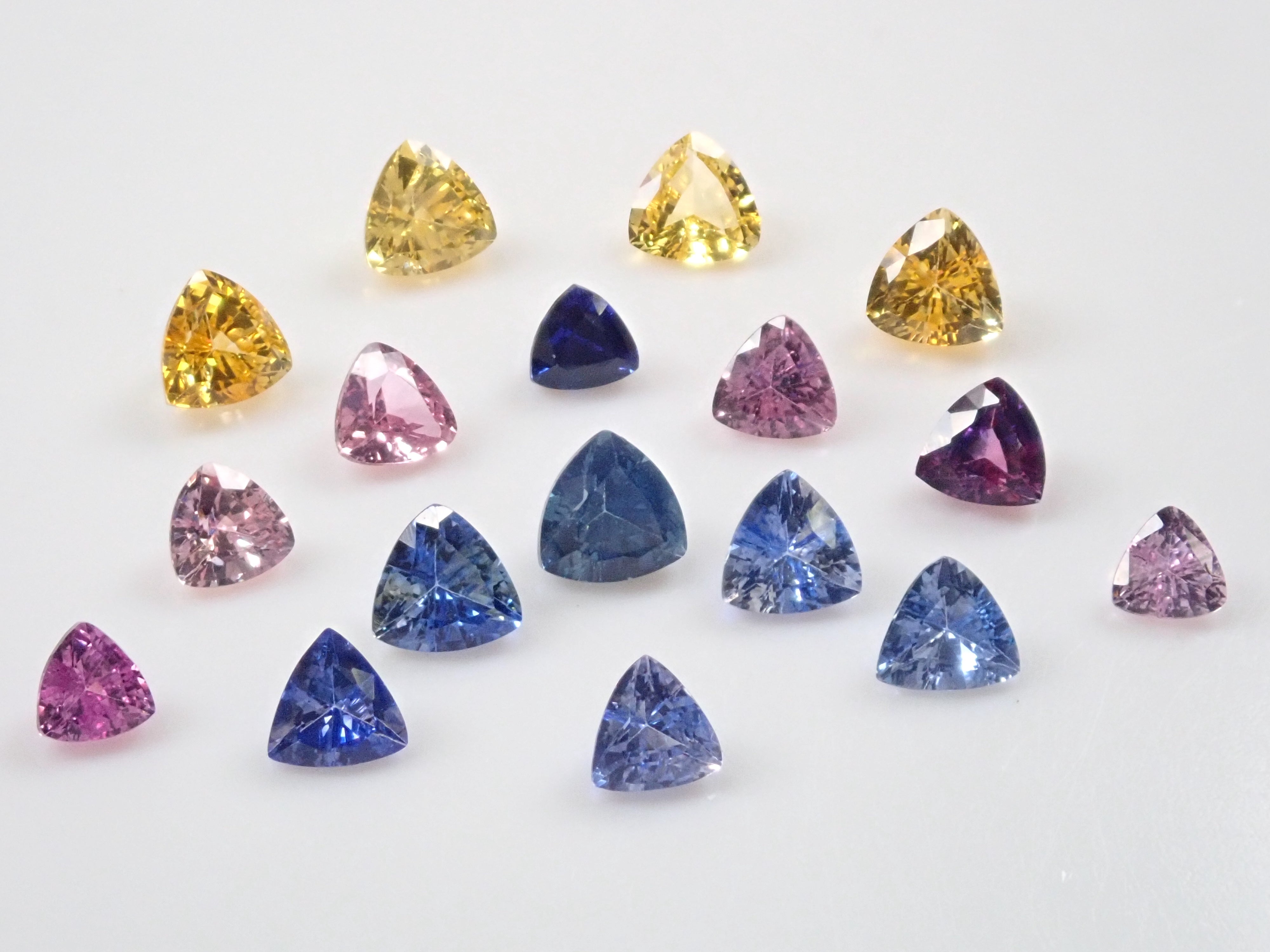 斯里蘭卡拉特納普勒產藍寶石原石1顆(3.0mm-4.0mm,三角形切割)《多買有優惠》