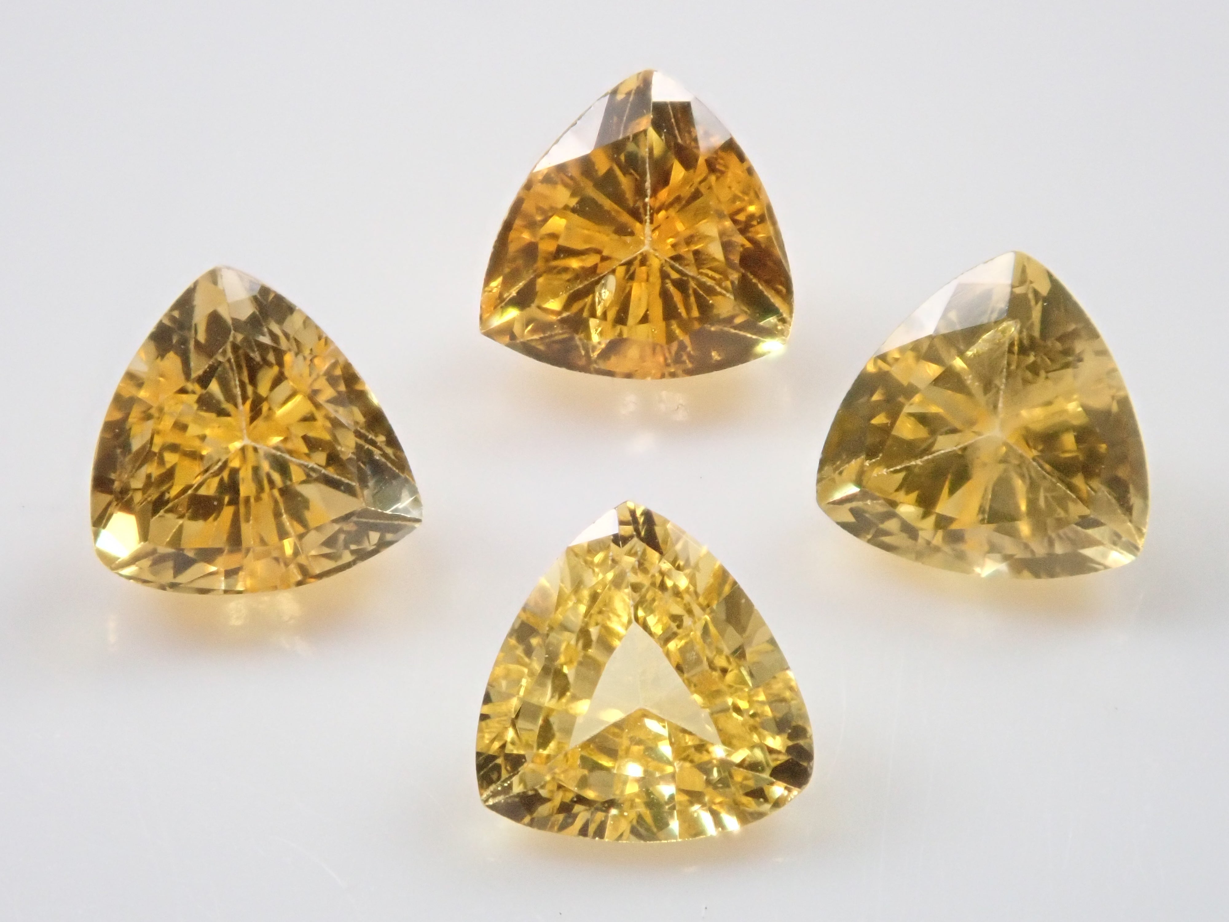 斯里蘭卡拉特納普勒產藍寶石原石1顆(3.0mm-4.0mm,三角形切割)《多買有優惠》