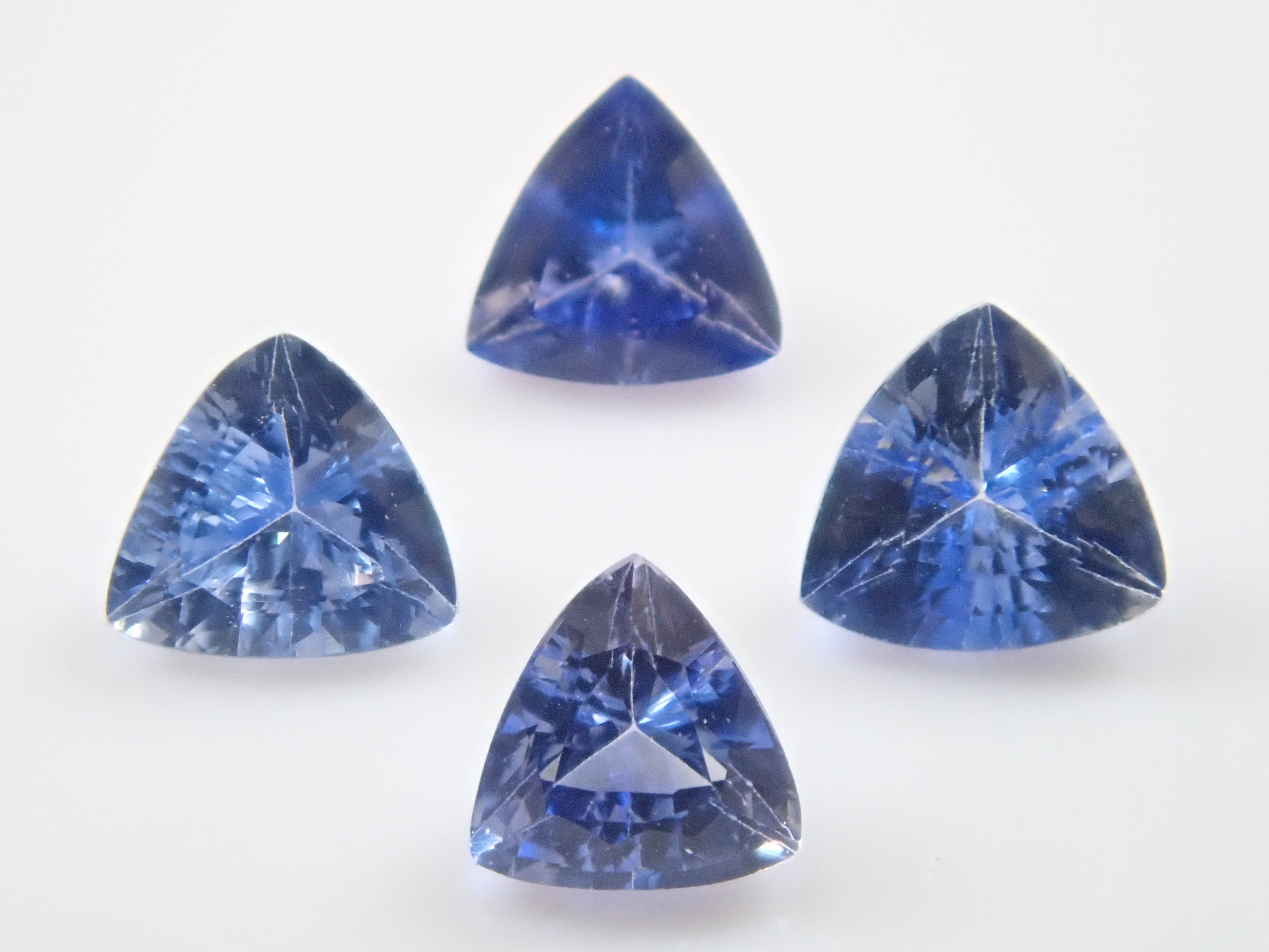 斯里蘭卡拉特納普勒產藍寶石原石1顆(3.0mm-4.0mm,三角形切割)《多買有優惠》