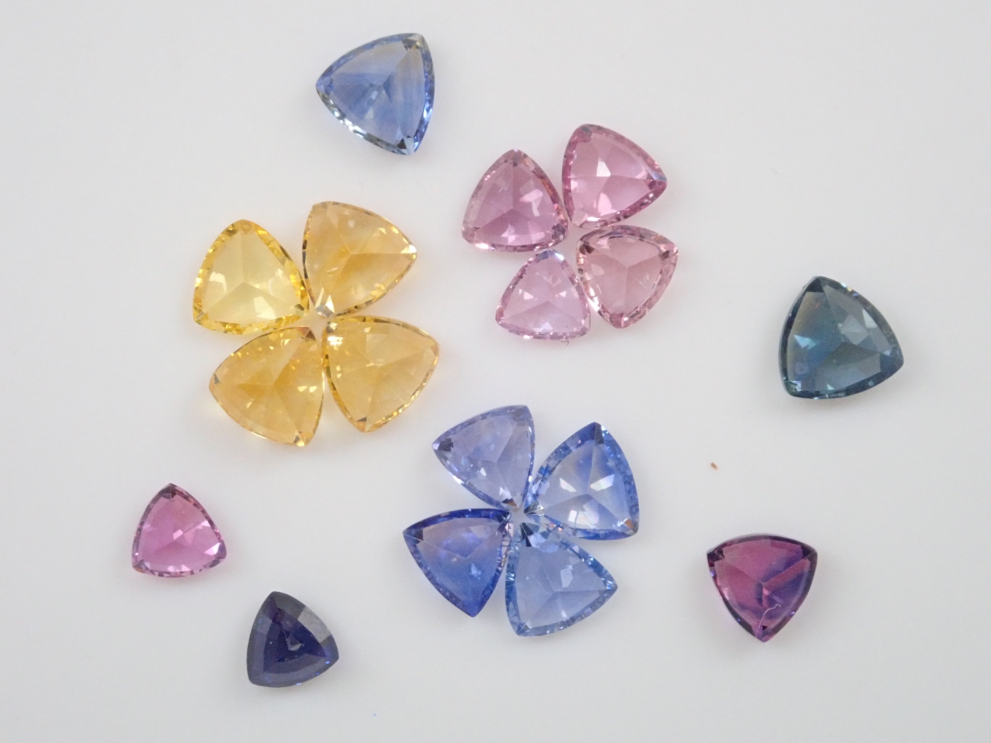 斯里蘭卡拉特納普勒產藍寶石原石1顆(3.0mm-4.0mm,三角形切割)《多買有優惠》
