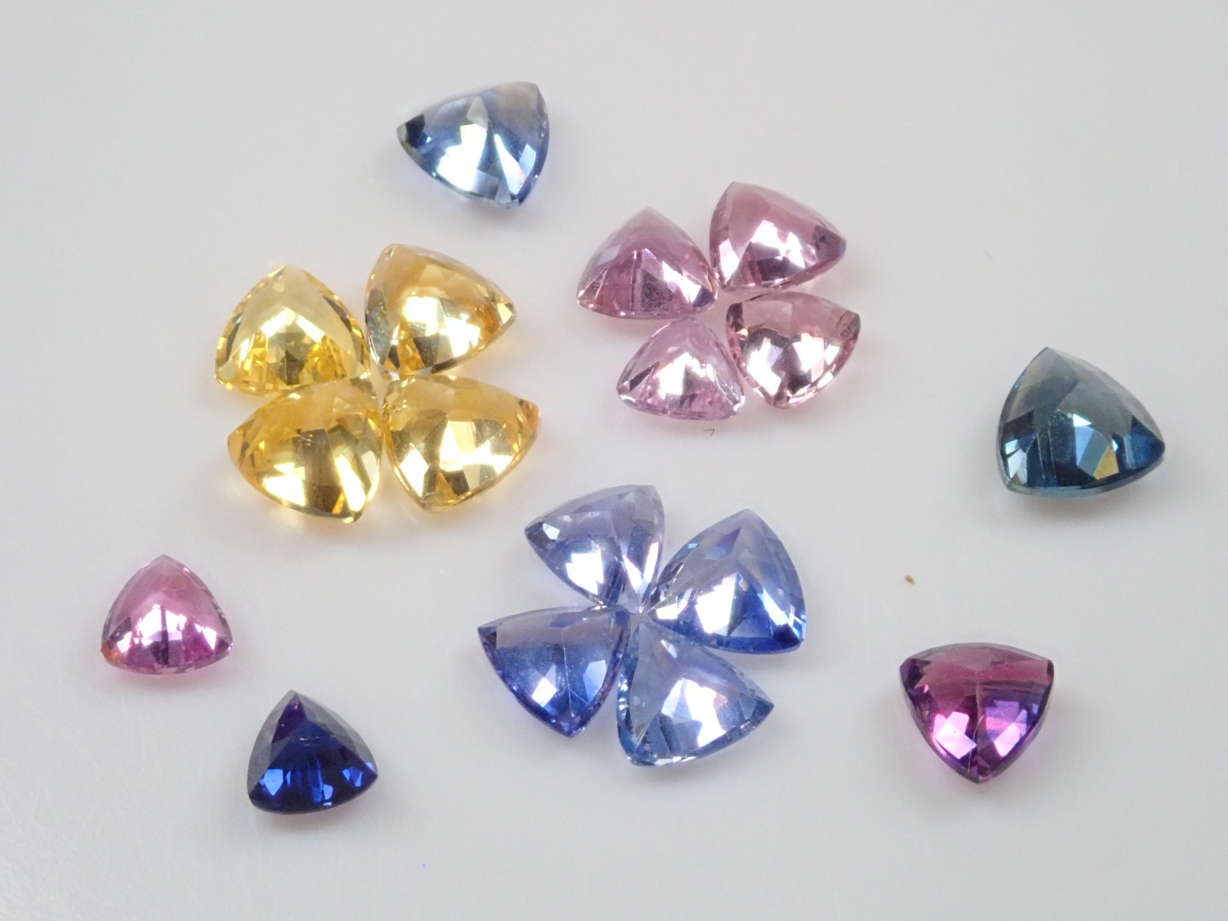 斯里蘭卡拉特納普勒產藍寶石原石1顆(3.0mm-4.0mm,三角形切割)《多買有優惠》