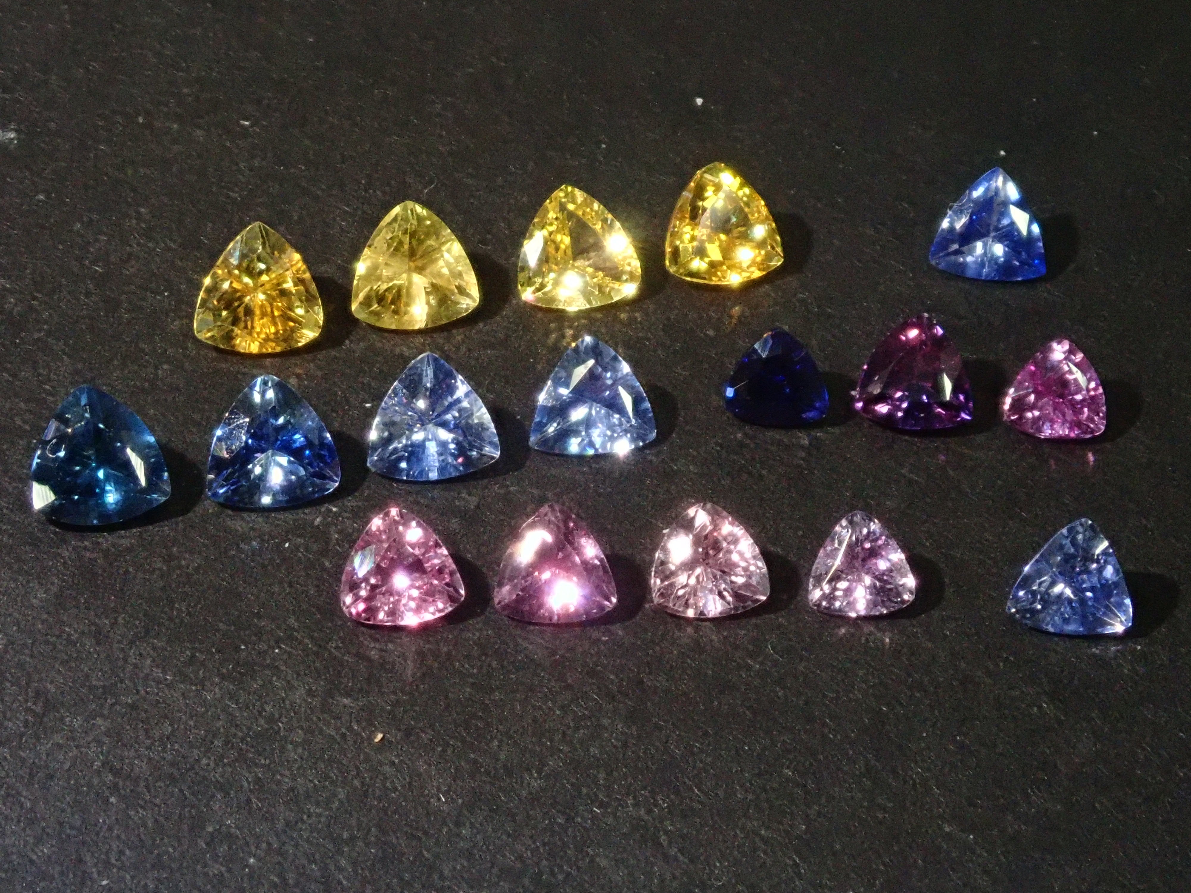 斯里蘭卡拉特納普勒產藍寶石原石1顆(3.0mm-4.0mm,三角形切割)《多買有優惠》