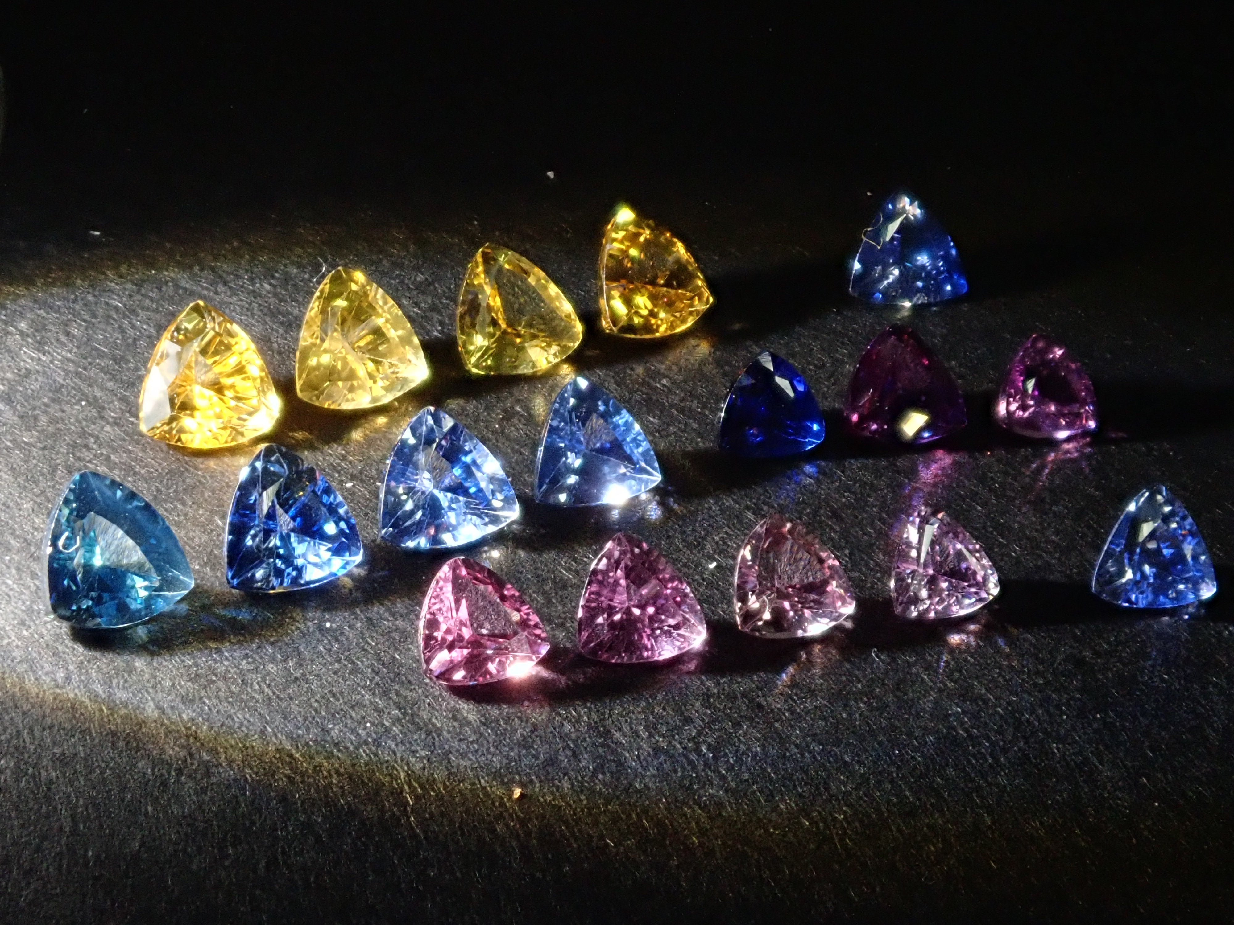 斯里蘭卡拉特納普勒產藍寶石原石1顆(3.0mm-4.0mm,三角形切割)《多買有優惠》