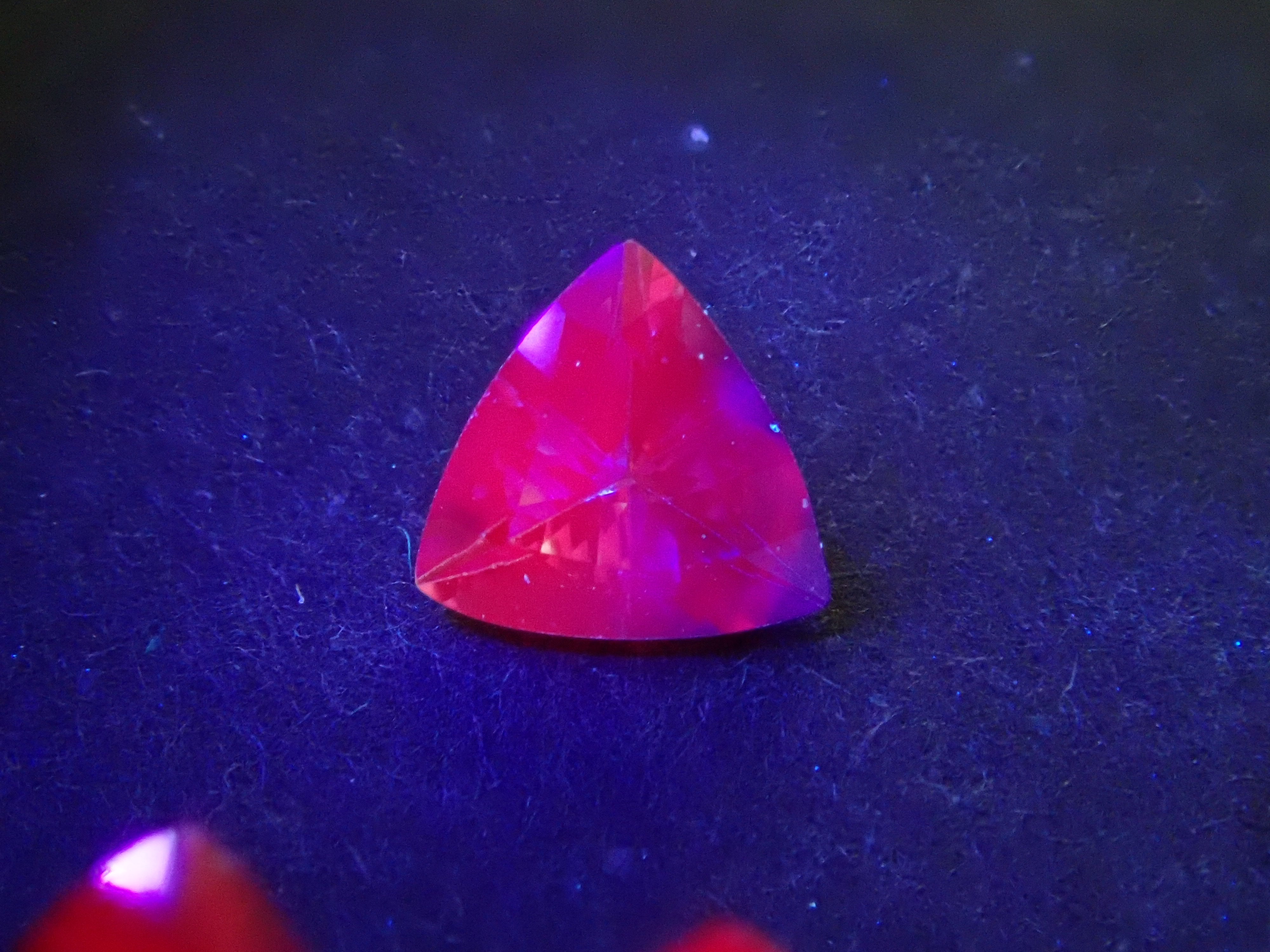 斯里蘭卡拉特納普勒產藍寶石原石1顆(3.0mm-4.0mm,三角形切割)《多買有優惠》