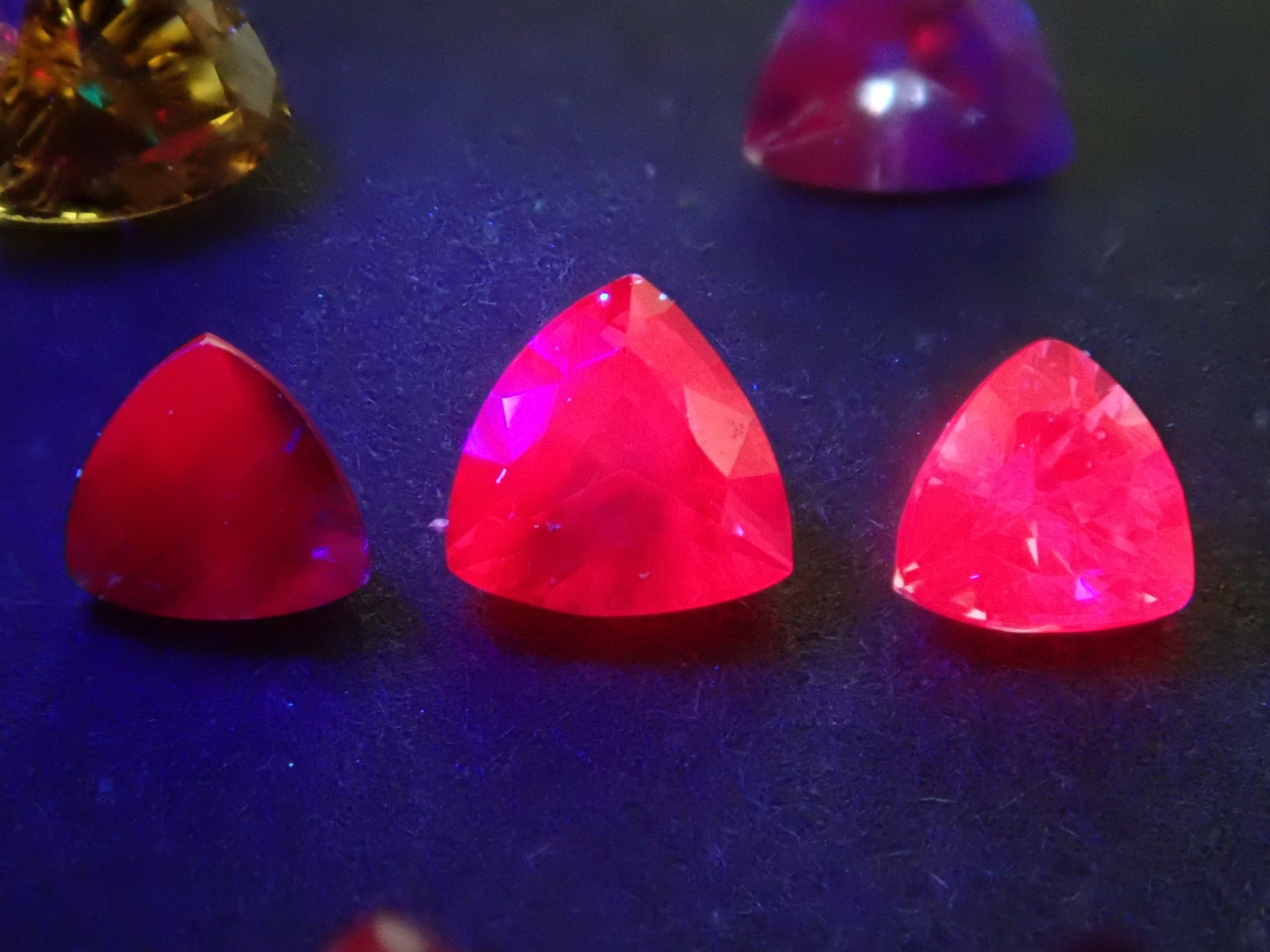 斯里蘭卡拉特納普勒產藍寶石原石1顆(3.0mm-4.0mm,三角形切割)《多買有優惠》