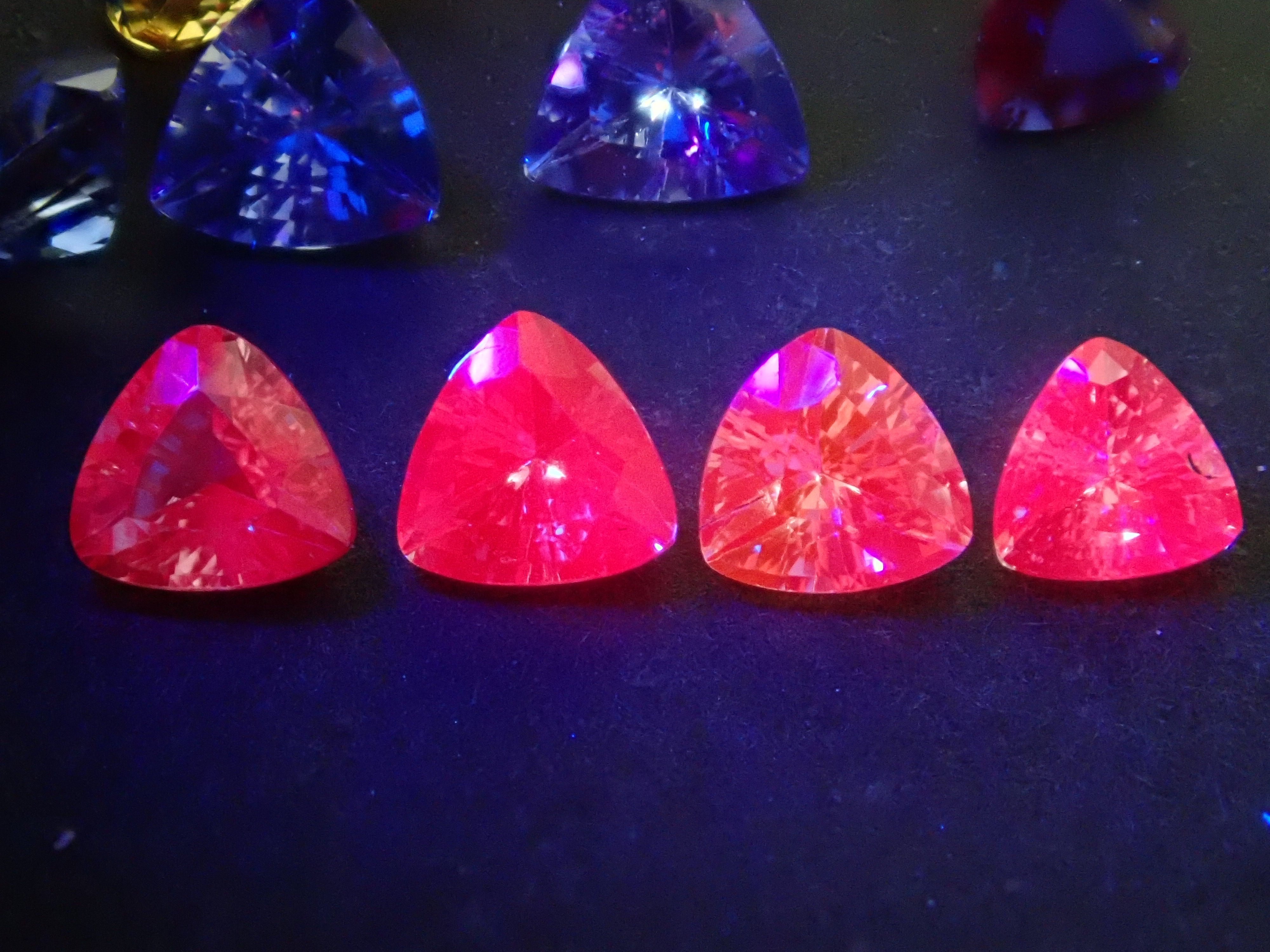 斯里蘭卡拉特納普勒產藍寶石原石1顆(3.0mm-4.0mm,三角形切割)《多買有優惠》