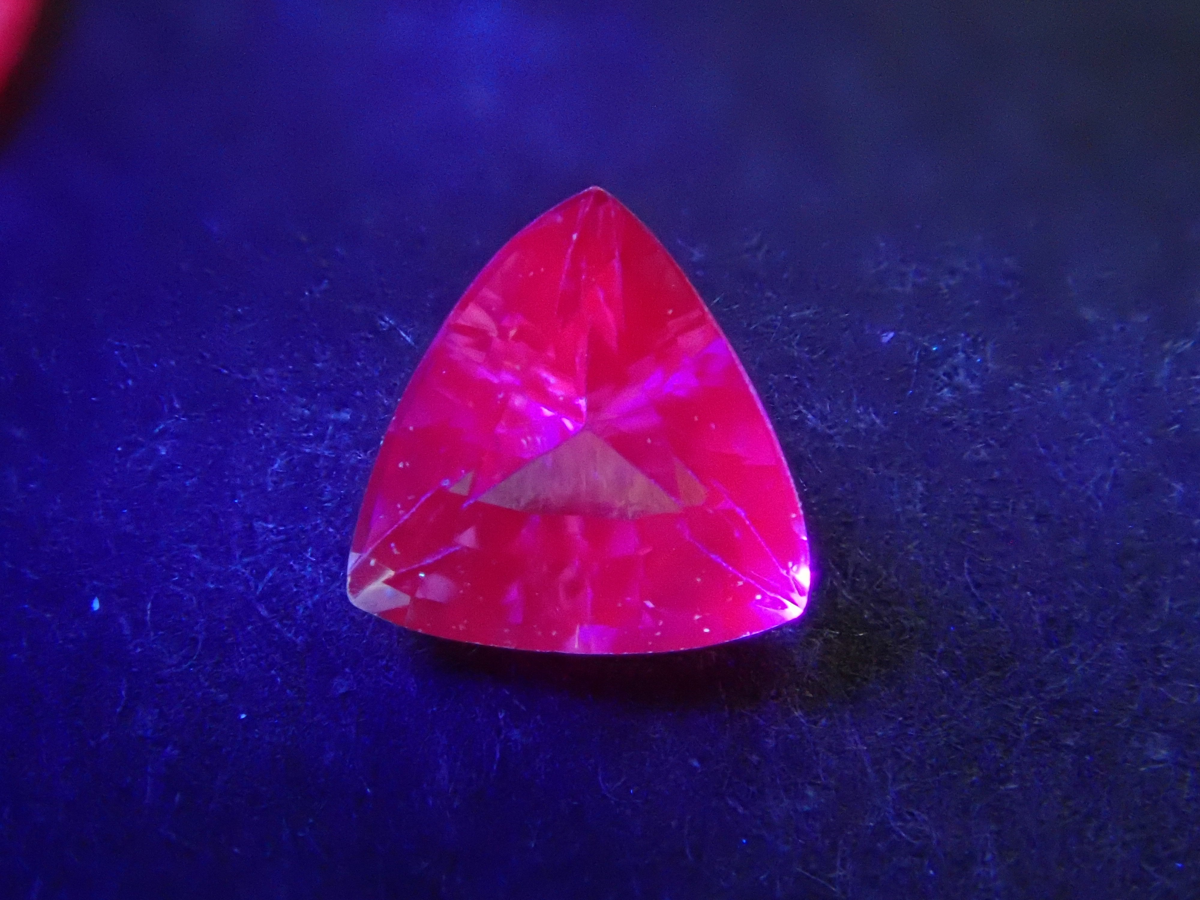 斯里蘭卡拉特納普勒產藍寶石原石1顆(3.0mm-4.0mm,三角形切割)《多買有優惠》