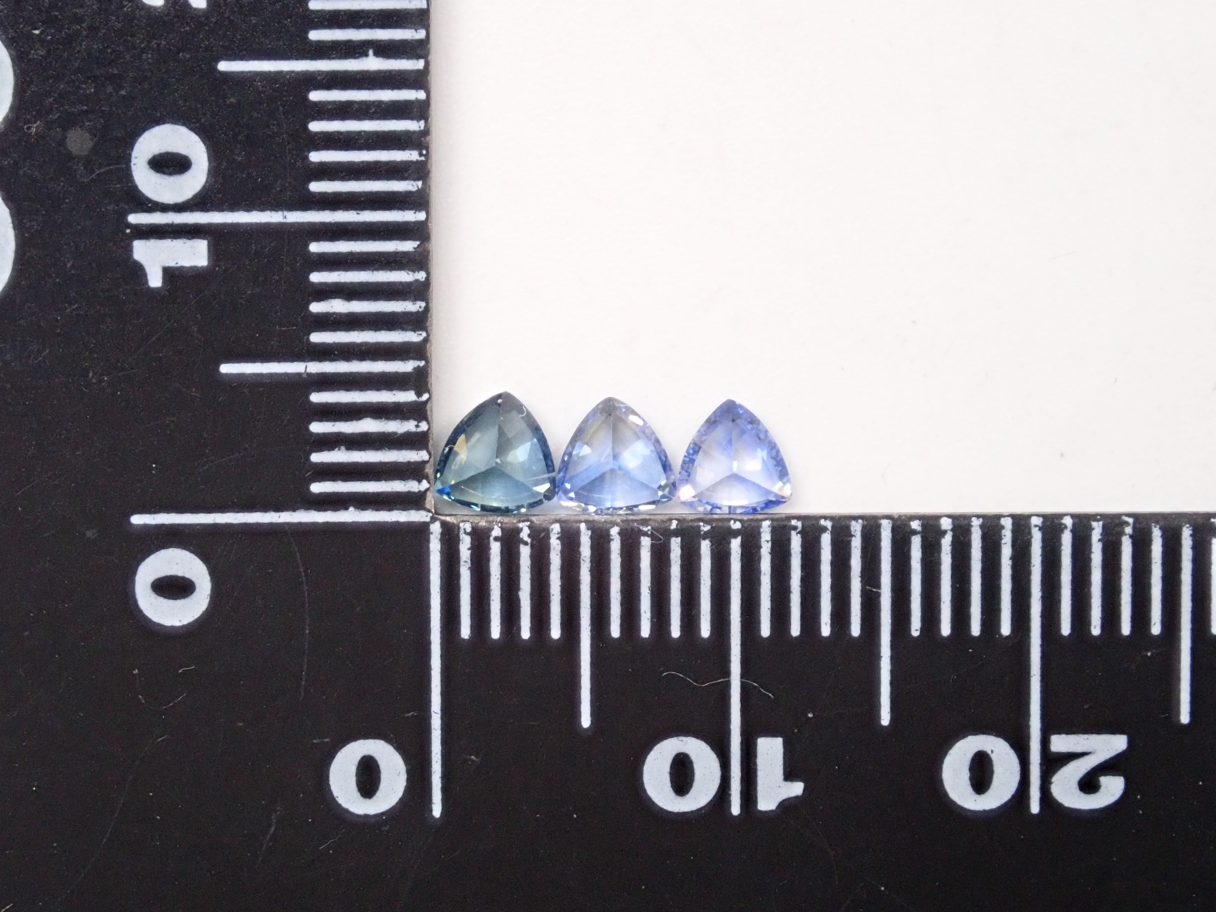 斯里蘭卡拉特納普勒產藍寶石原石1顆(3.0mm-4.0mm,三角形切割)《多買有優惠》