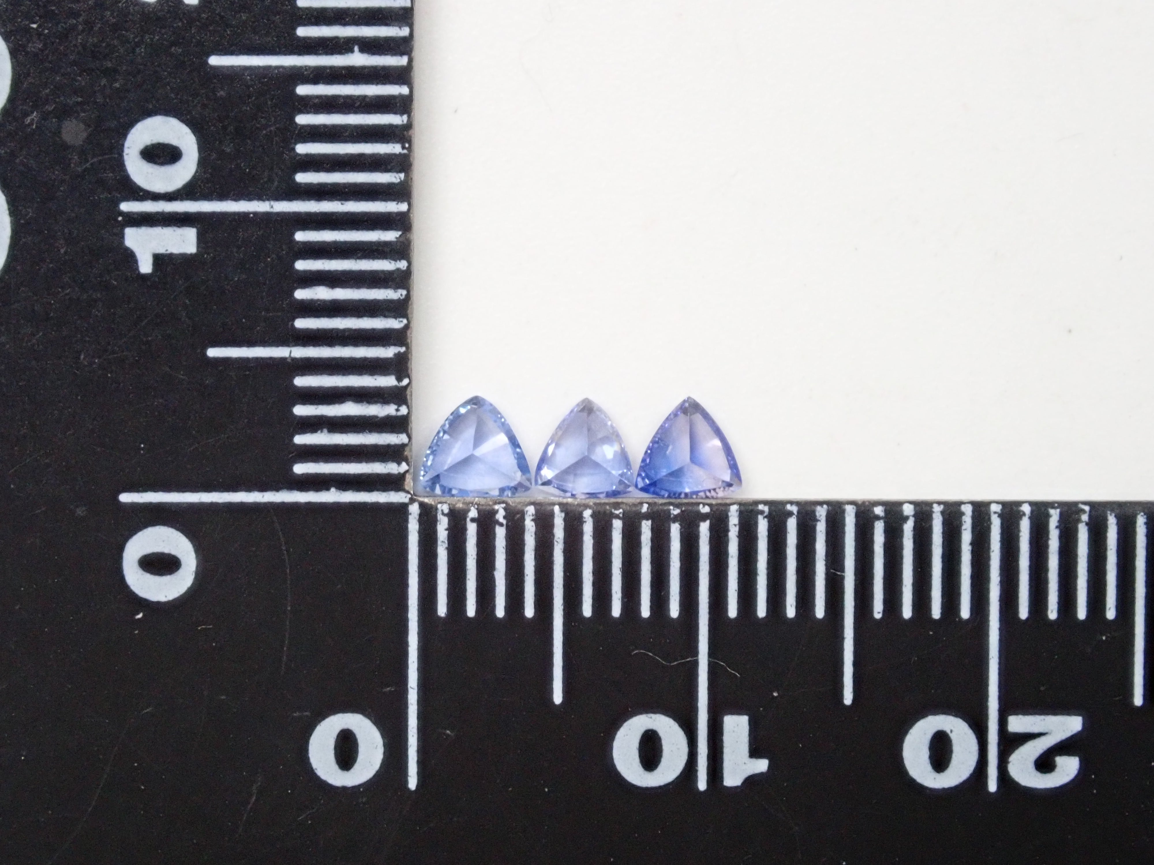 斯里蘭卡拉特納普勒產藍寶石原石1顆(3.0mm-4.0mm,三角形切割)《多買有優惠》