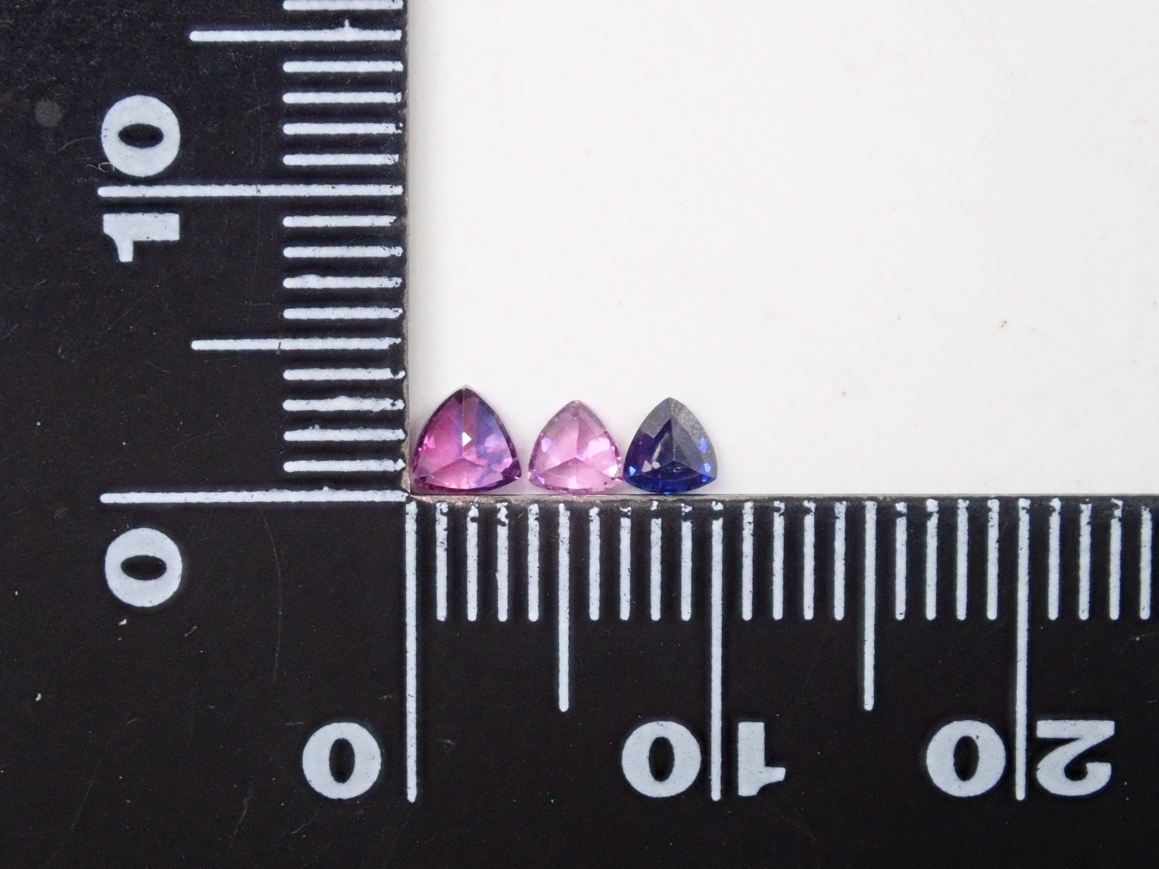 斯里蘭卡拉特納普勒產藍寶石原石1顆(3.0mm-4.0mm,三角形切割)《多買有優惠》