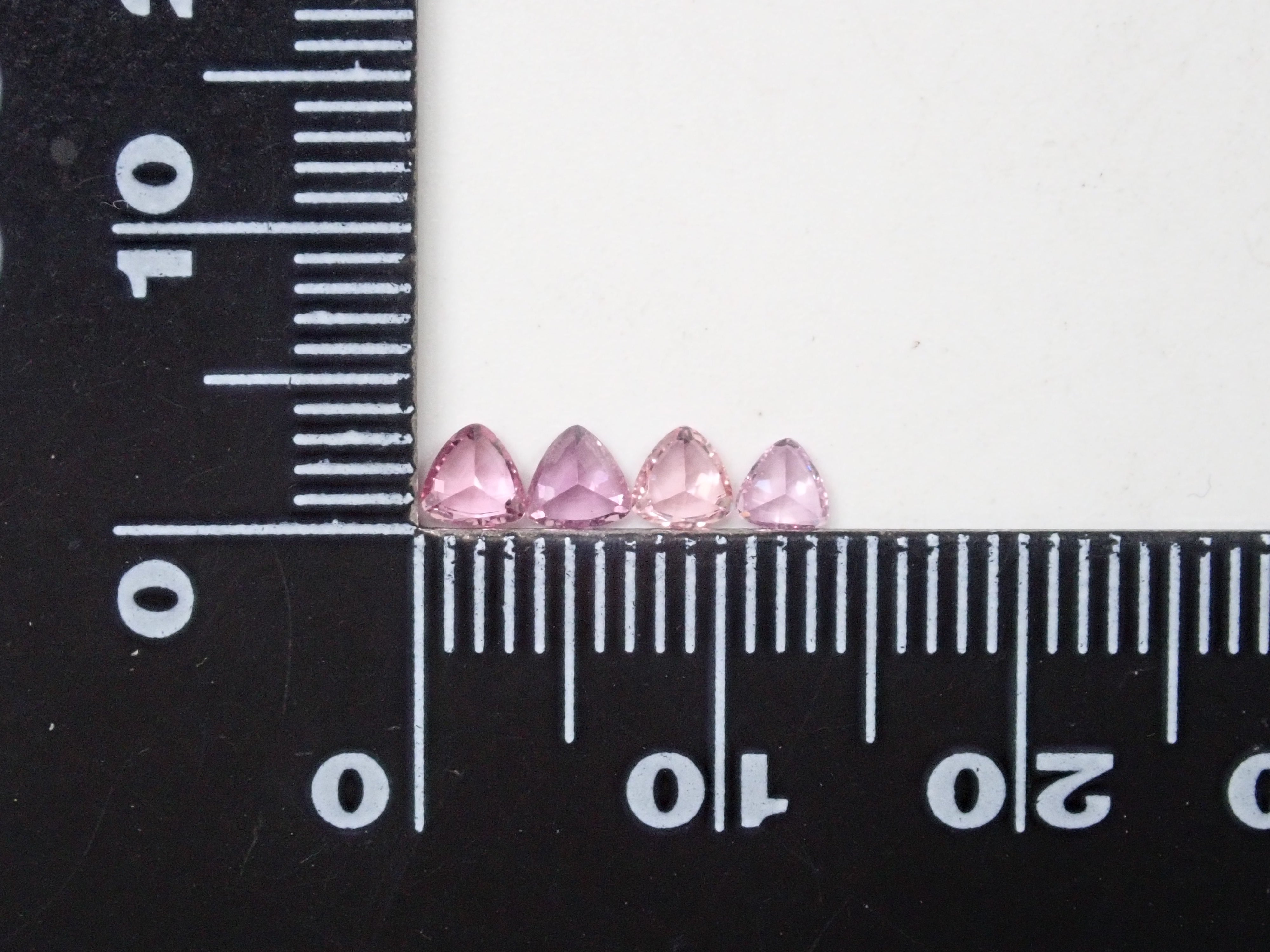 斯里蘭卡拉特納普勒產藍寶石原石1顆(3.0mm-4.0mm,三角形切割)《多買有優惠》