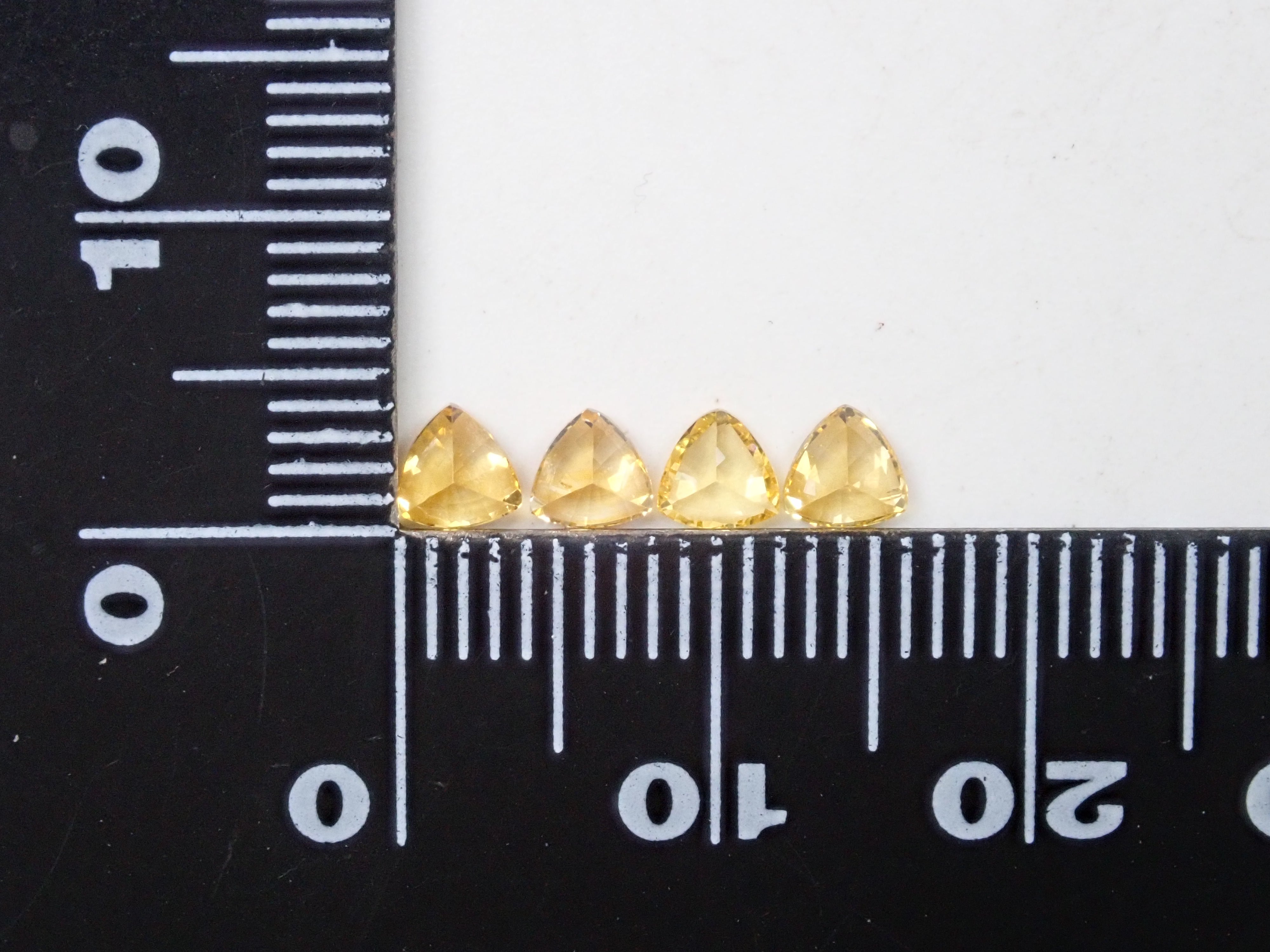 斯里蘭卡拉特納普勒產藍寶石原石1顆(3.0mm-4.0mm,三角形切割)《多買有優惠》