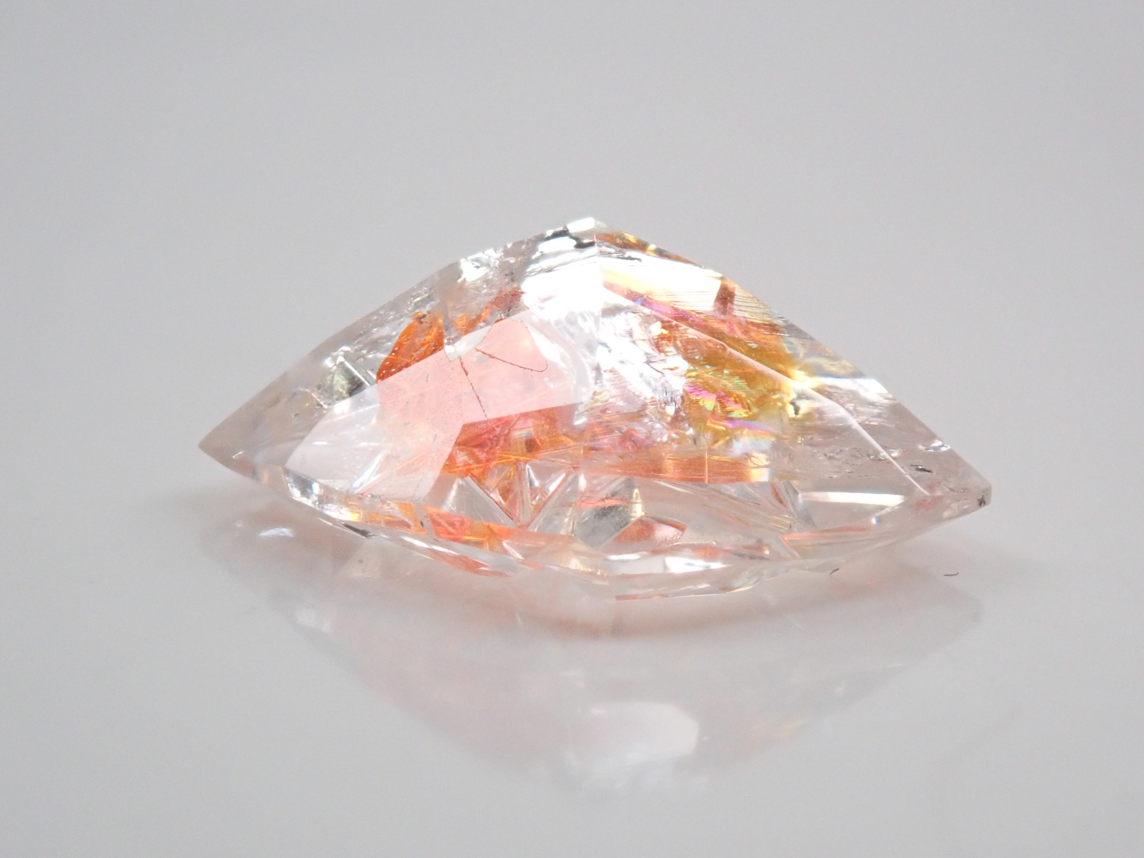 【甲州貴石切子】ライモナイトインクォーツ(オーロラクォーツ) 8.229ct《コラボ》ルース ワッペン付