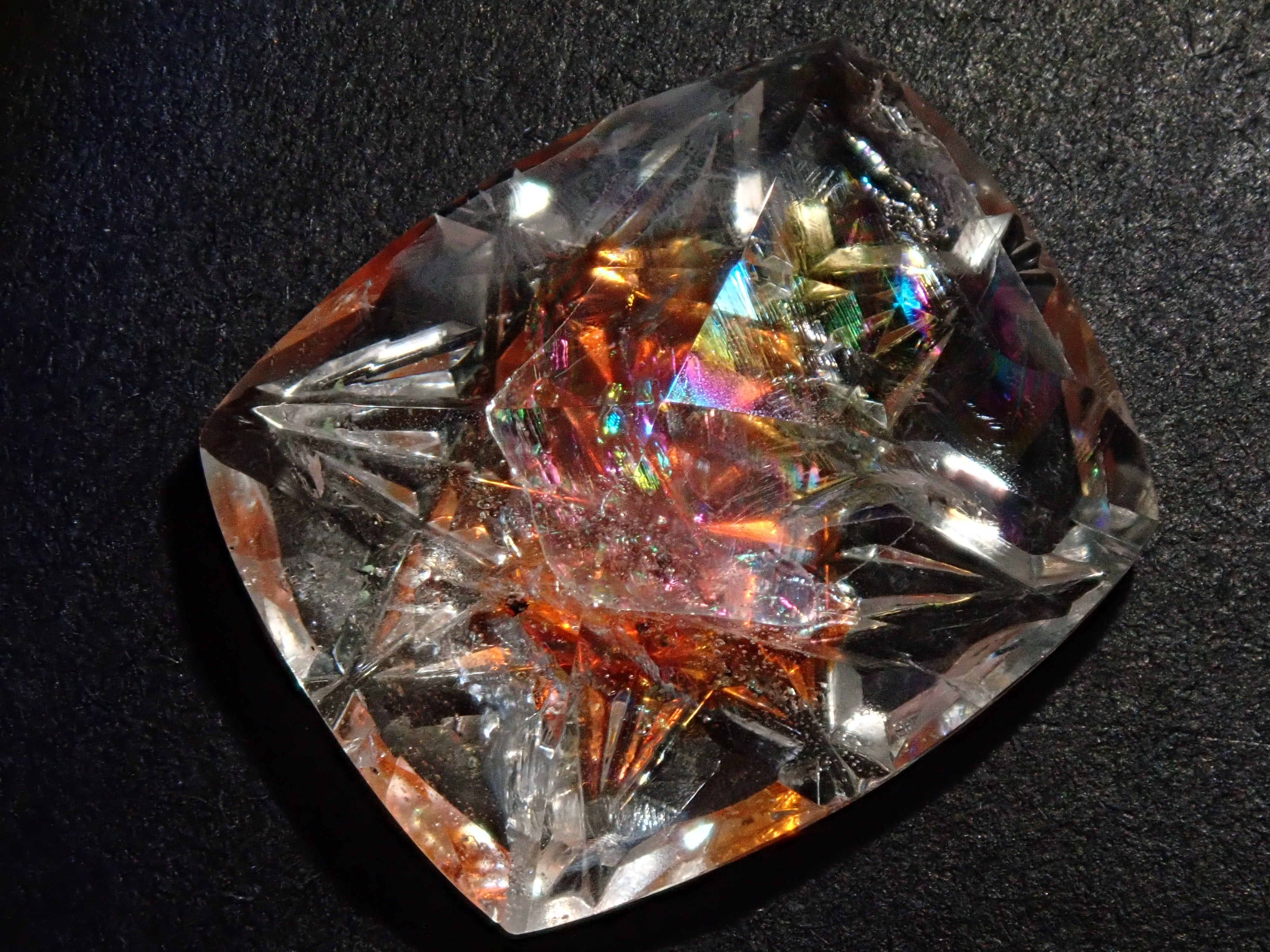 【甲州貴石切子】ライモナイトインクォーツ(オーロラクォーツ) 8.229ct《コラボ》ルース ワッペン付