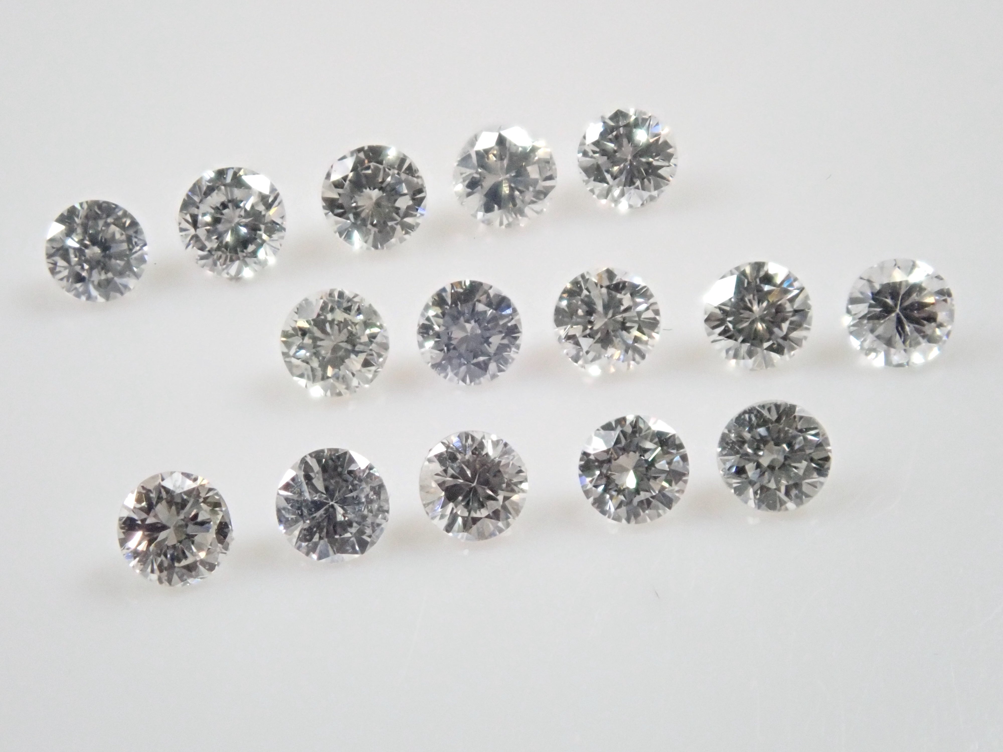 ジェムガチャ💎特殊蛍光ダイヤモンド1石(VS-SIクラス相当,2.0mm)