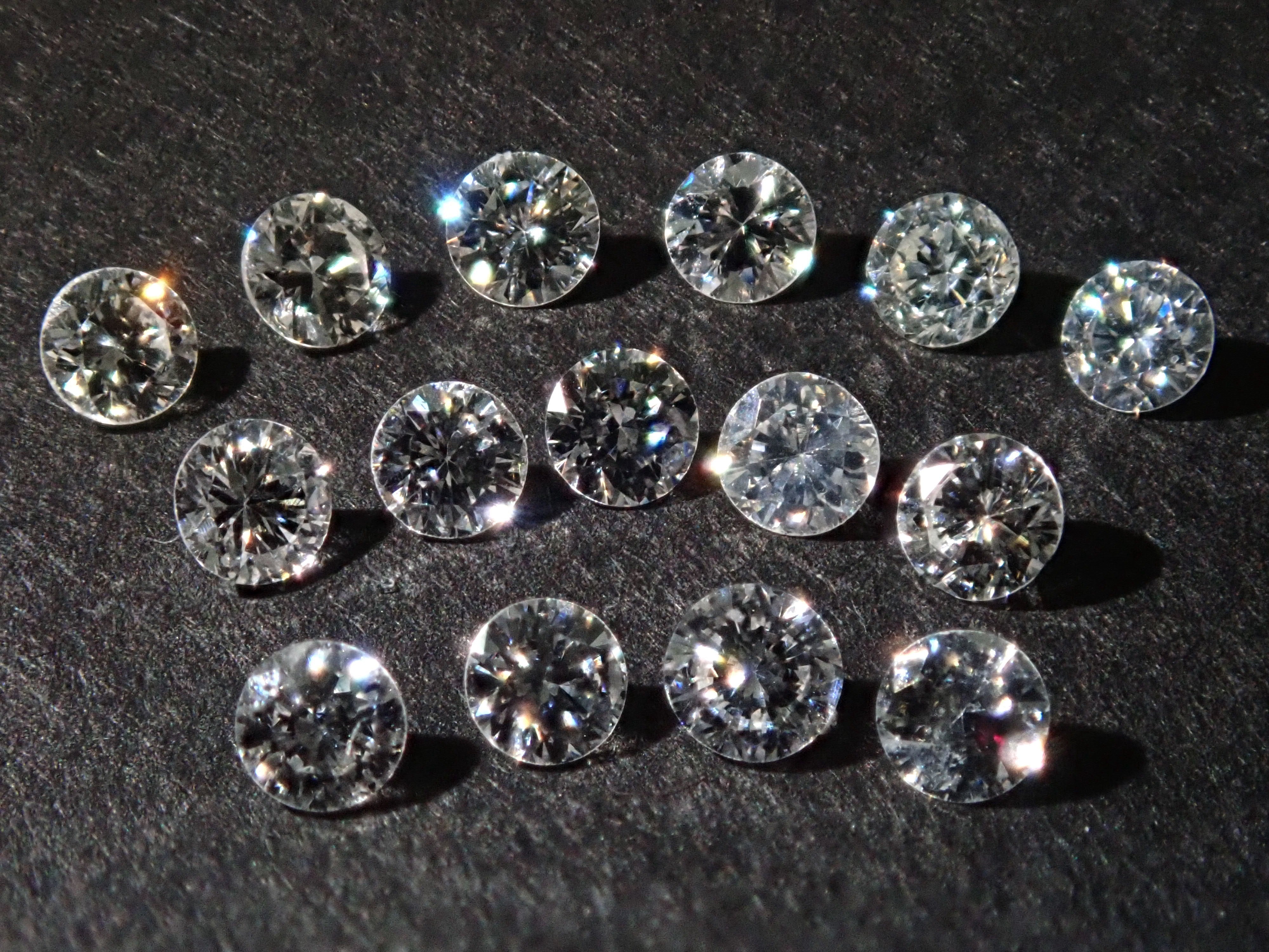 ジェムガチャ💎特殊蛍光ダイヤモンド1石(VS-SIクラス相当,2.0mm)