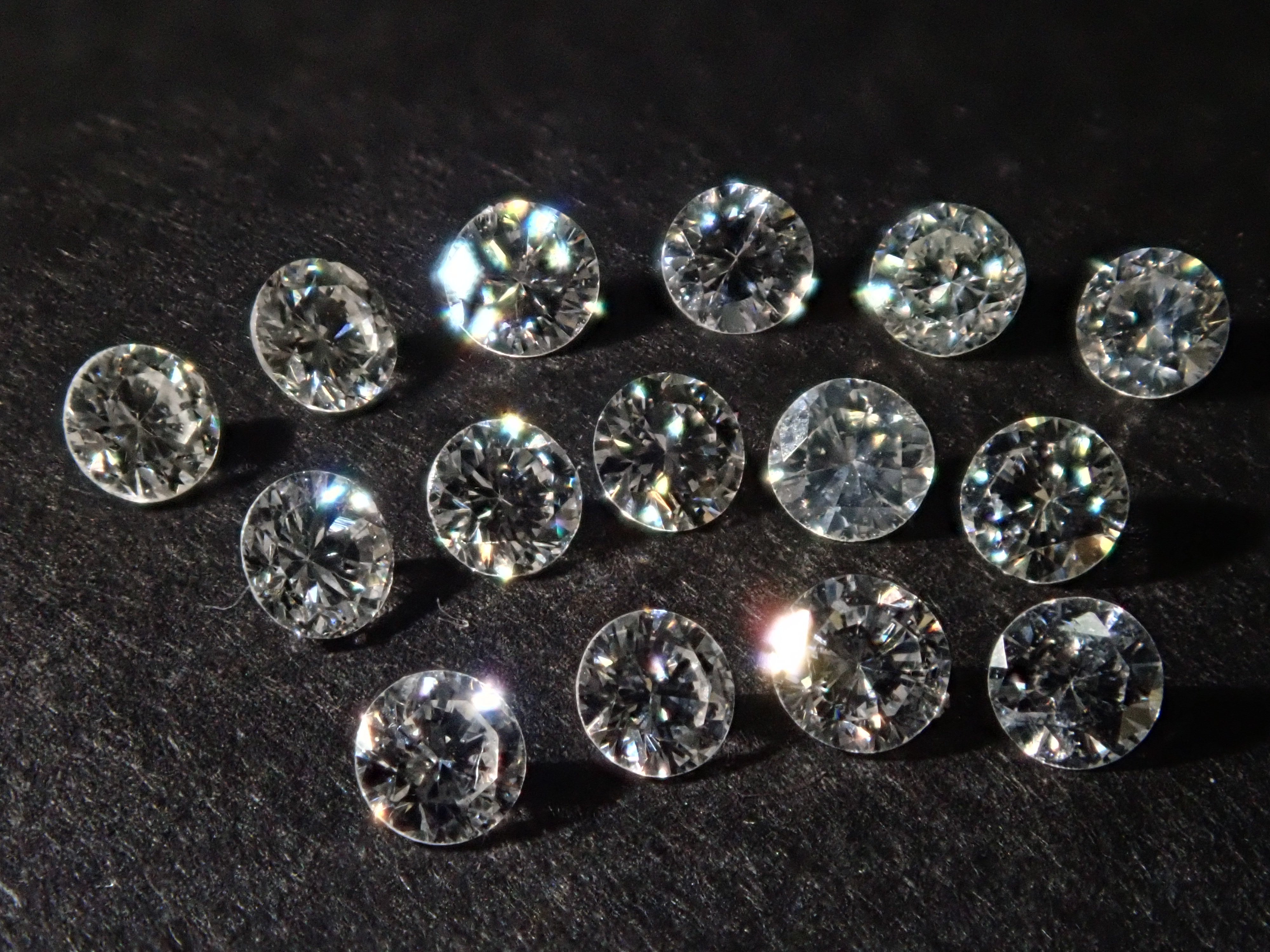 ジェムガチャ💎特殊蛍光ダイヤモンド1石(VS-SIクラス相当,2.0mm)