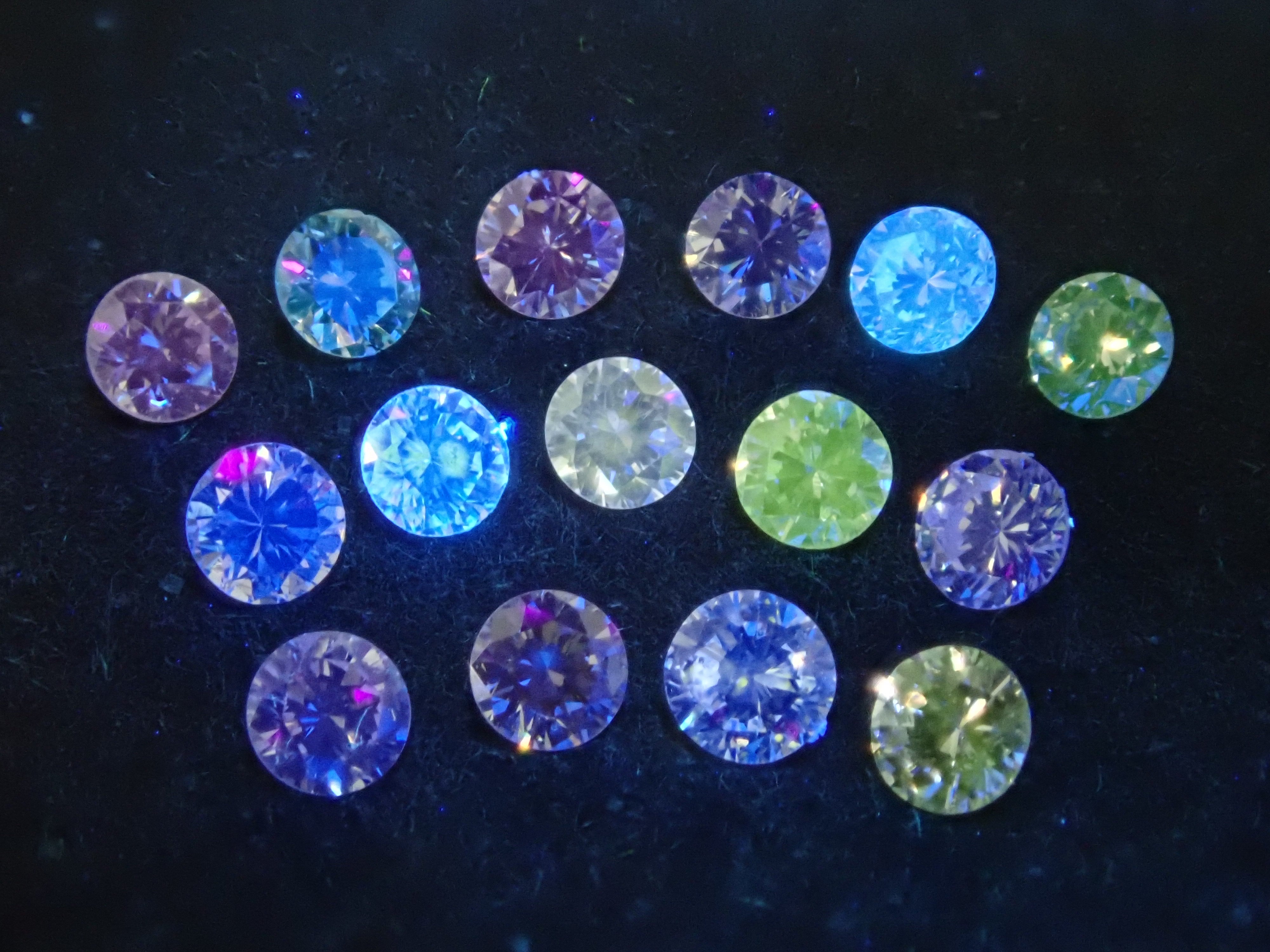 ジェムガチャ💎特殊蛍光ダイヤモンド1石(VS-SIクラス相当,2.0mm)