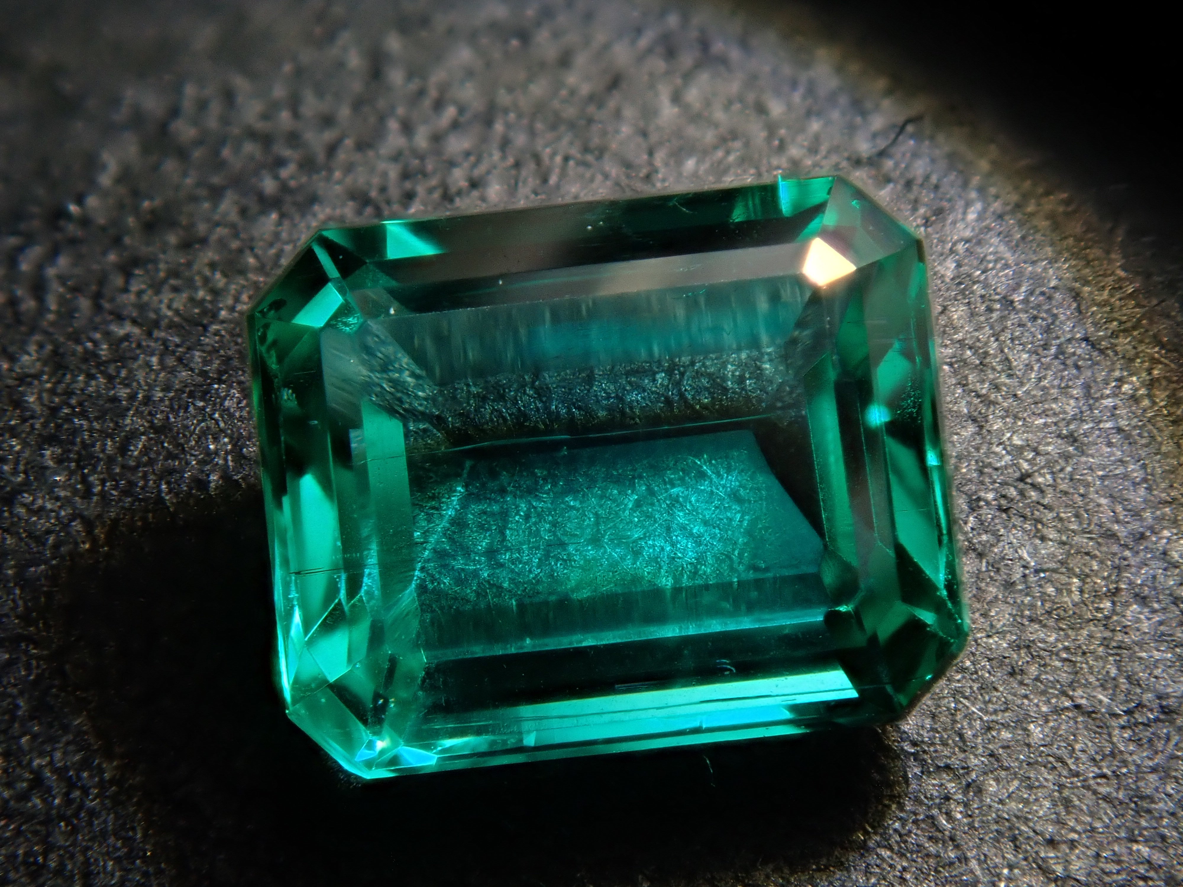 コロンビア産ノンオイルエメラルド 0.410ctルース GIA