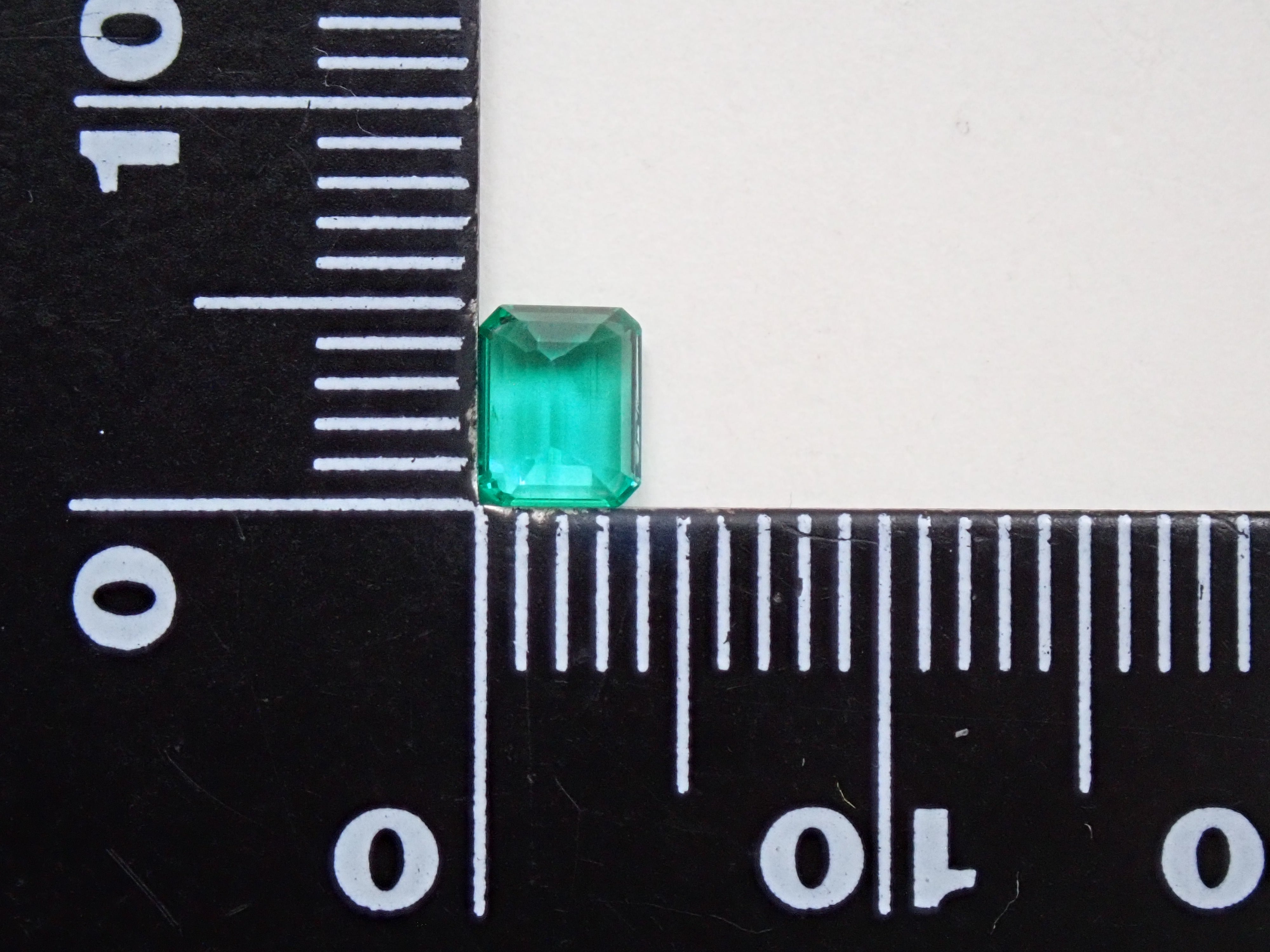 コロンビア産ノンオイルエメラルド 0.410ctルース GIA