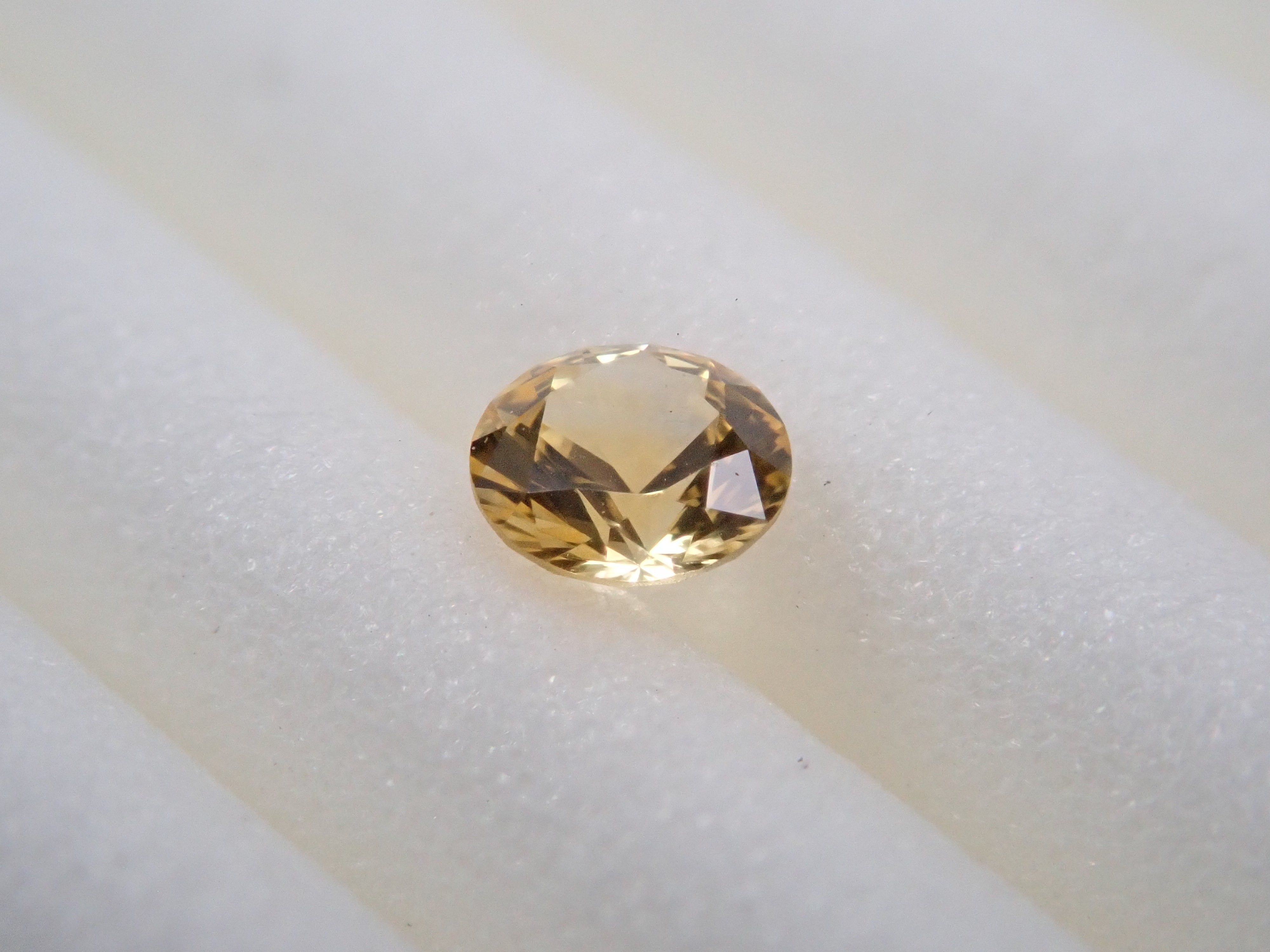 モンタナサファイア 2.7mm/0.098ctルース(イエロー)