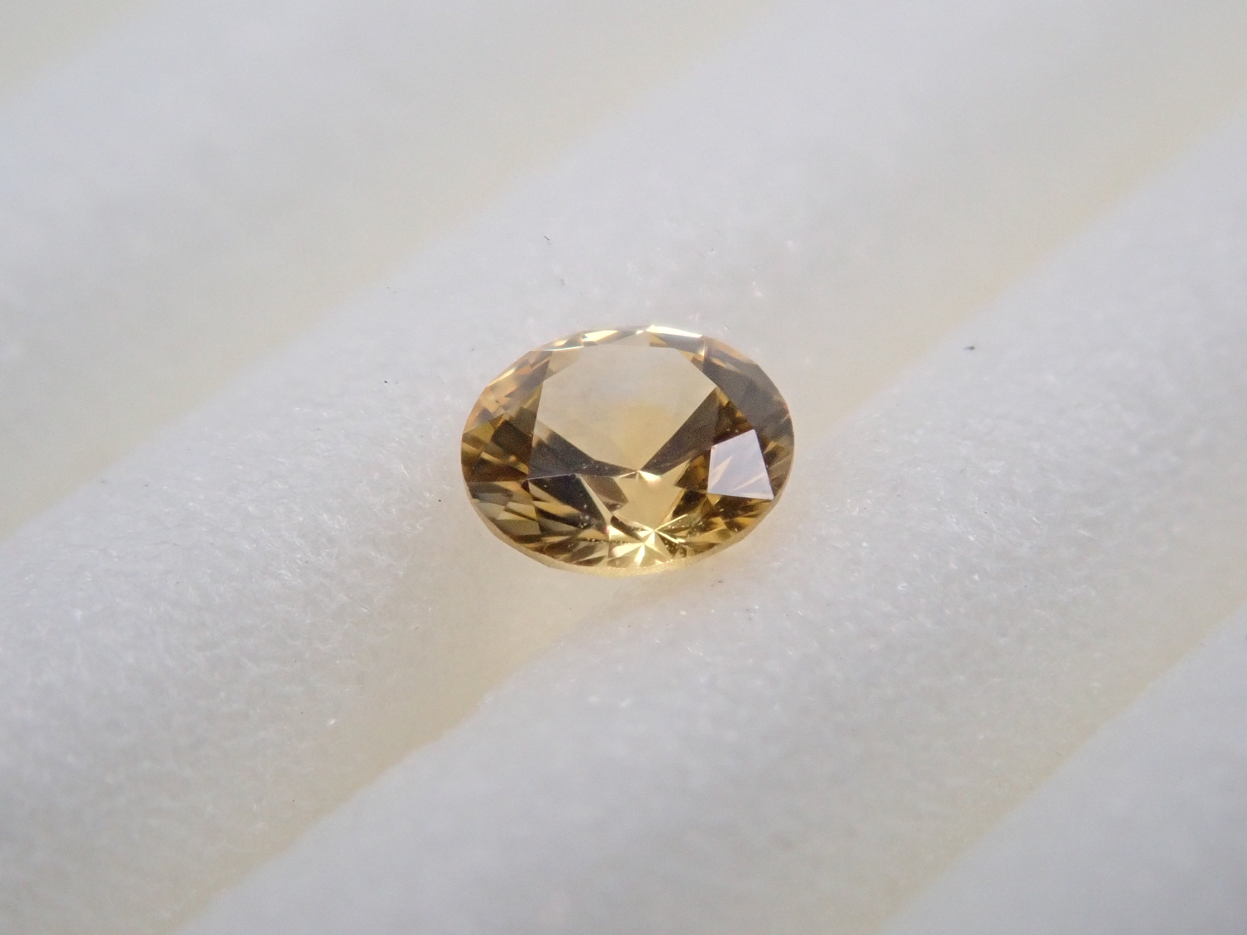 モンタナサファイア 2.7mm/0.098ctルース(イエロー)