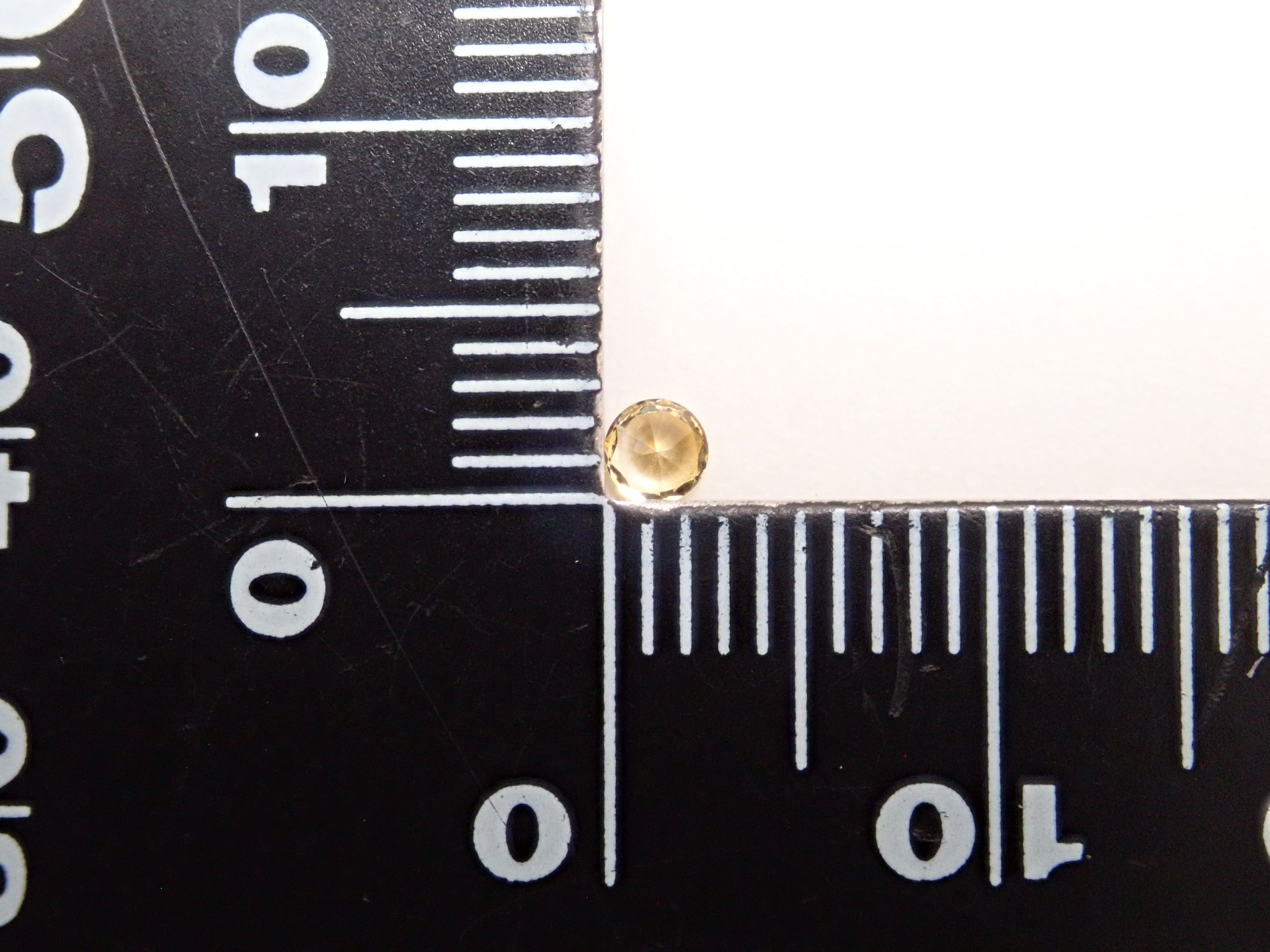 モンタナサファイア 2.7mm/0.098ctルース(イエロー)