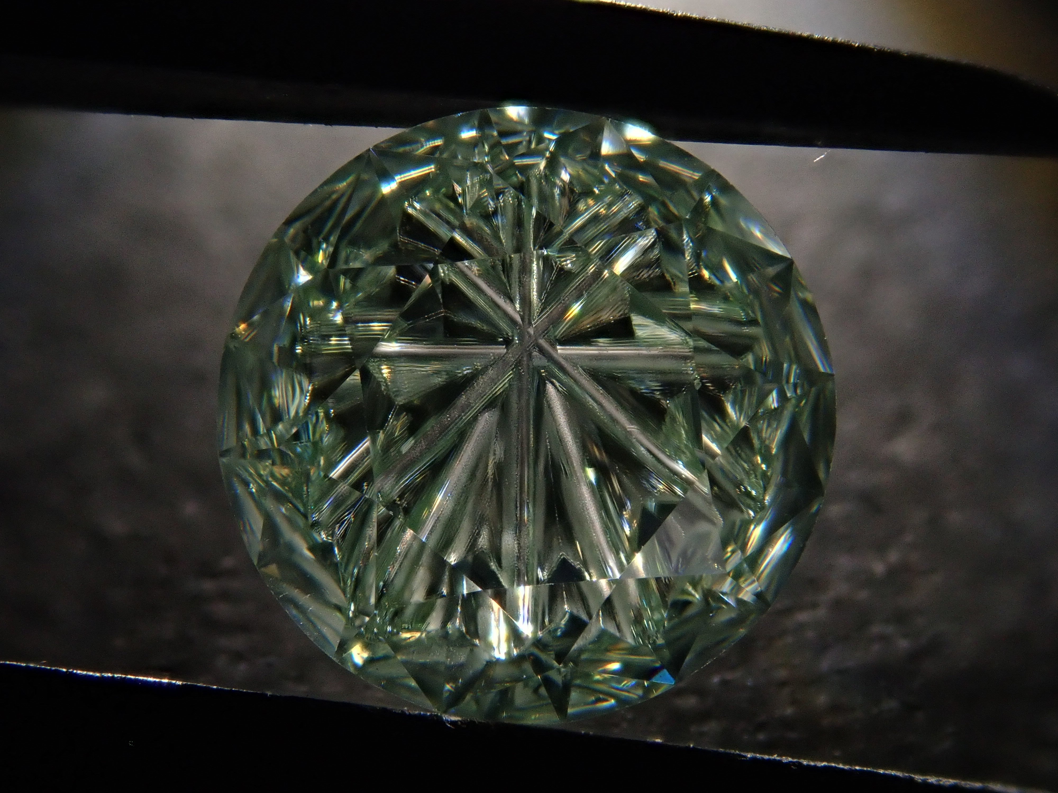 【甲州貴石切子plusthree】合成モアッサナイト 8mm/1.502ct《コラボ》ルース ワッペン付