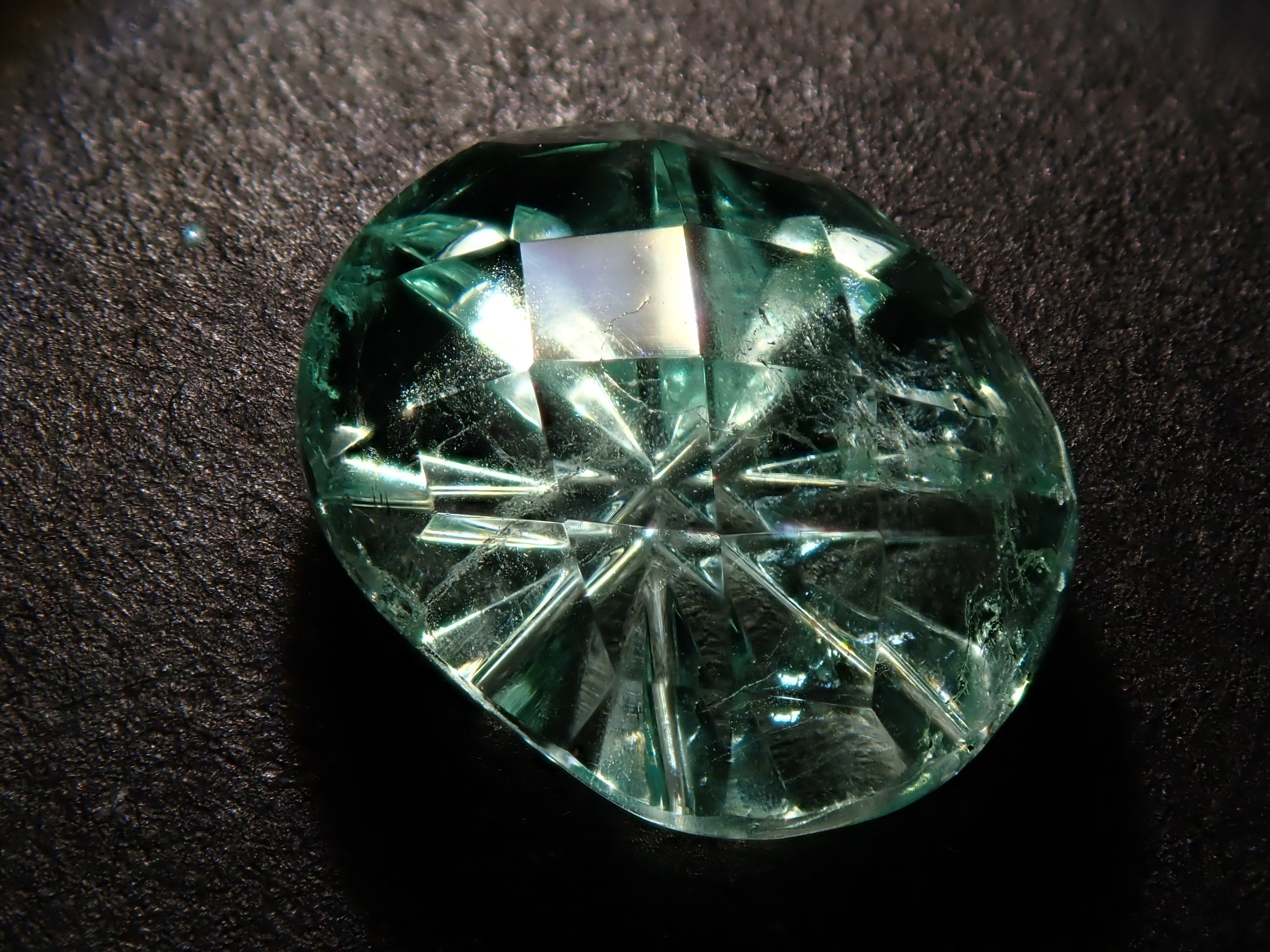 【甲州貴石切子】コロンビア産エメラルド 2.472ct《コラボ》ルース(チェッカーボード×昴) ワッペン付
