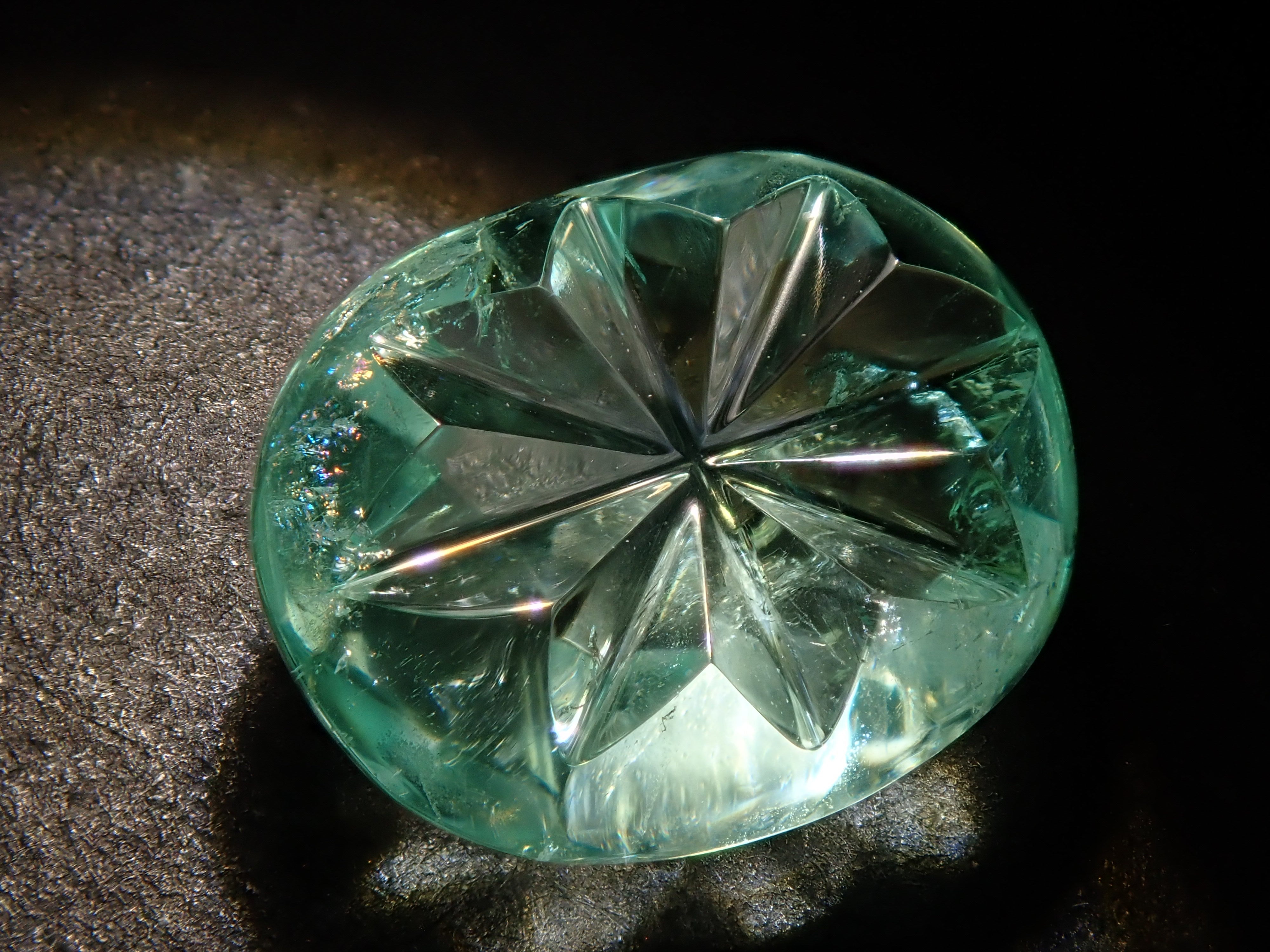 【甲州貴石切子】コロンビア産エメラルド 2.472ct《コラボ》ルース(チェッカーボード×昴) ワッペン付