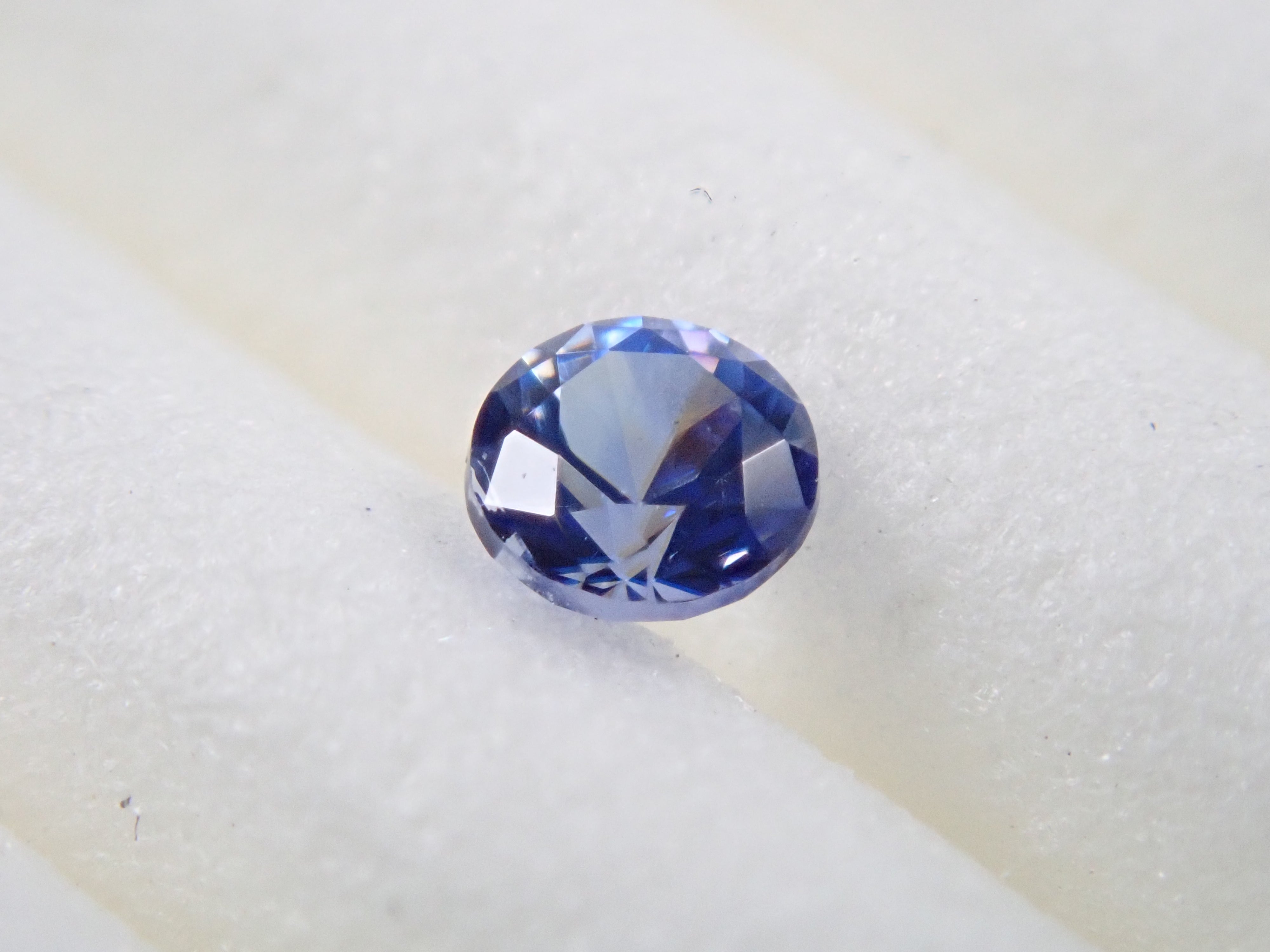ベニトアイト 2.4mm/0.077ctルース