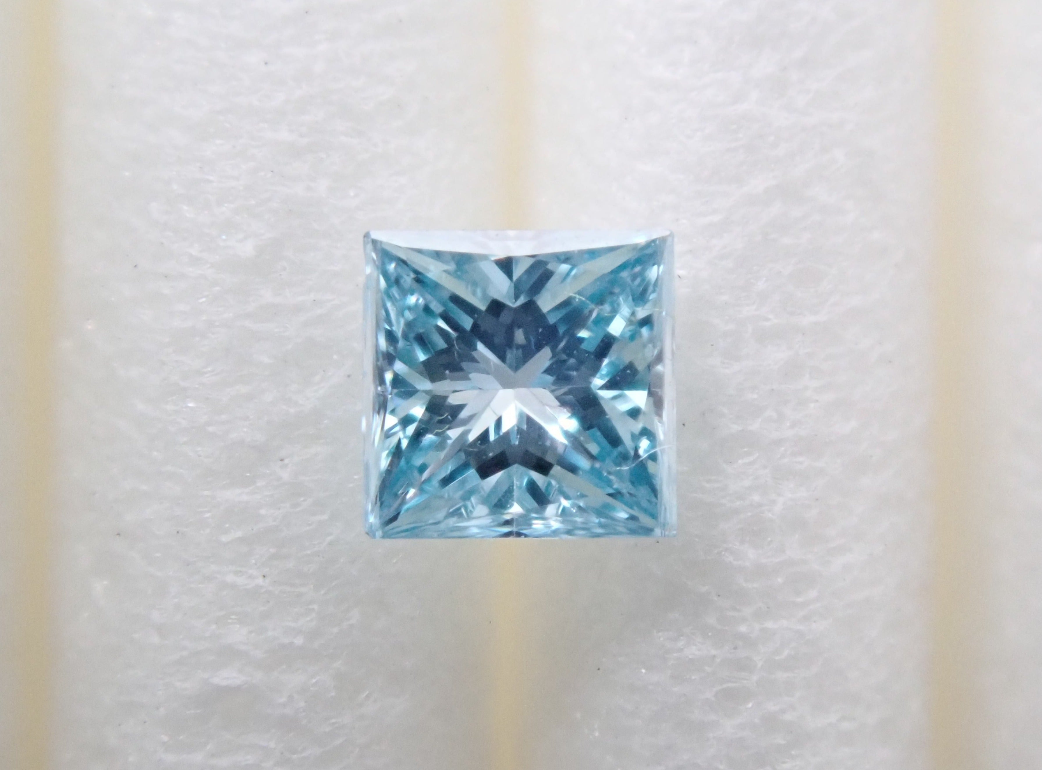 パライバトルマリン ラウンド2.2mm （0.042ct）-