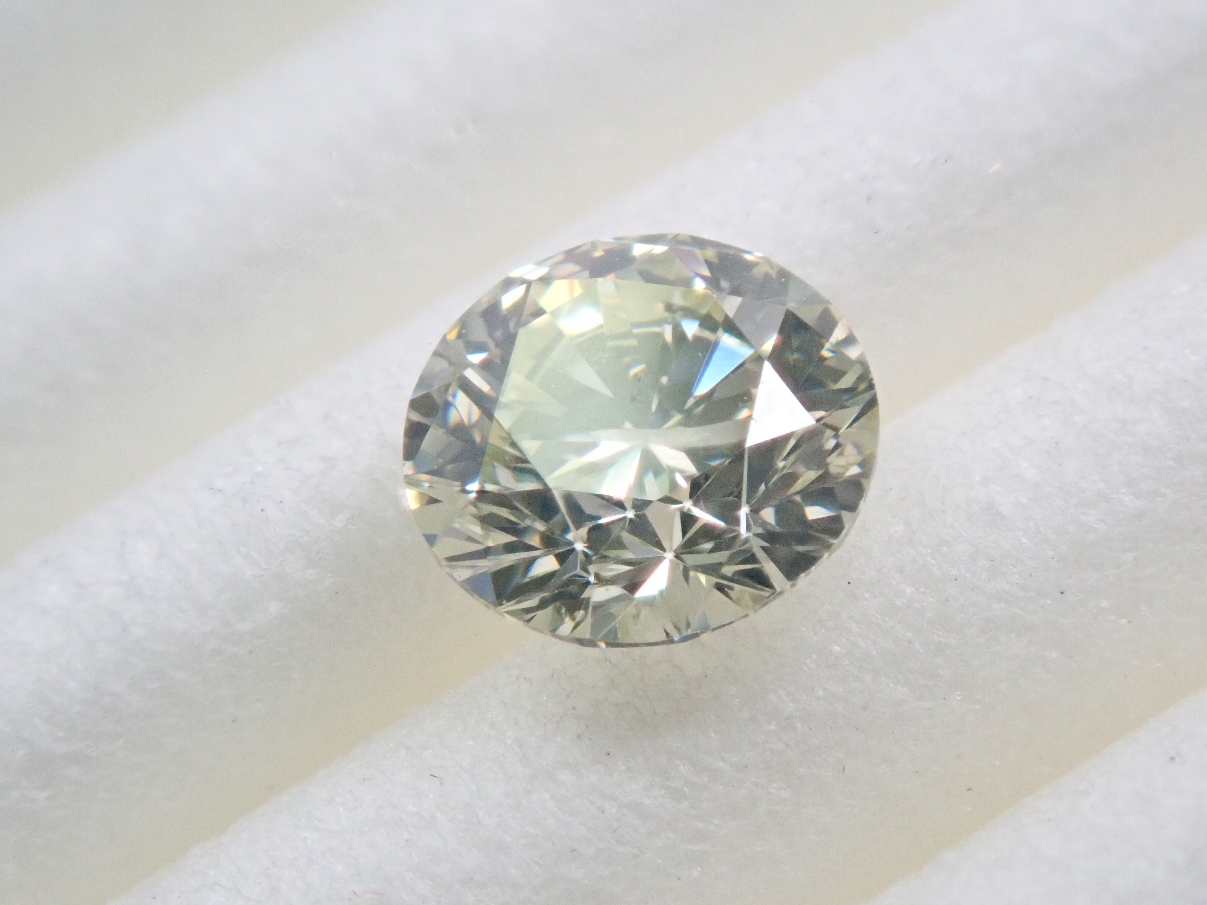 グリーンイエローダイヤモンド 0.502ctルース(VERY LIGHT GREEN YELLOW, I1)