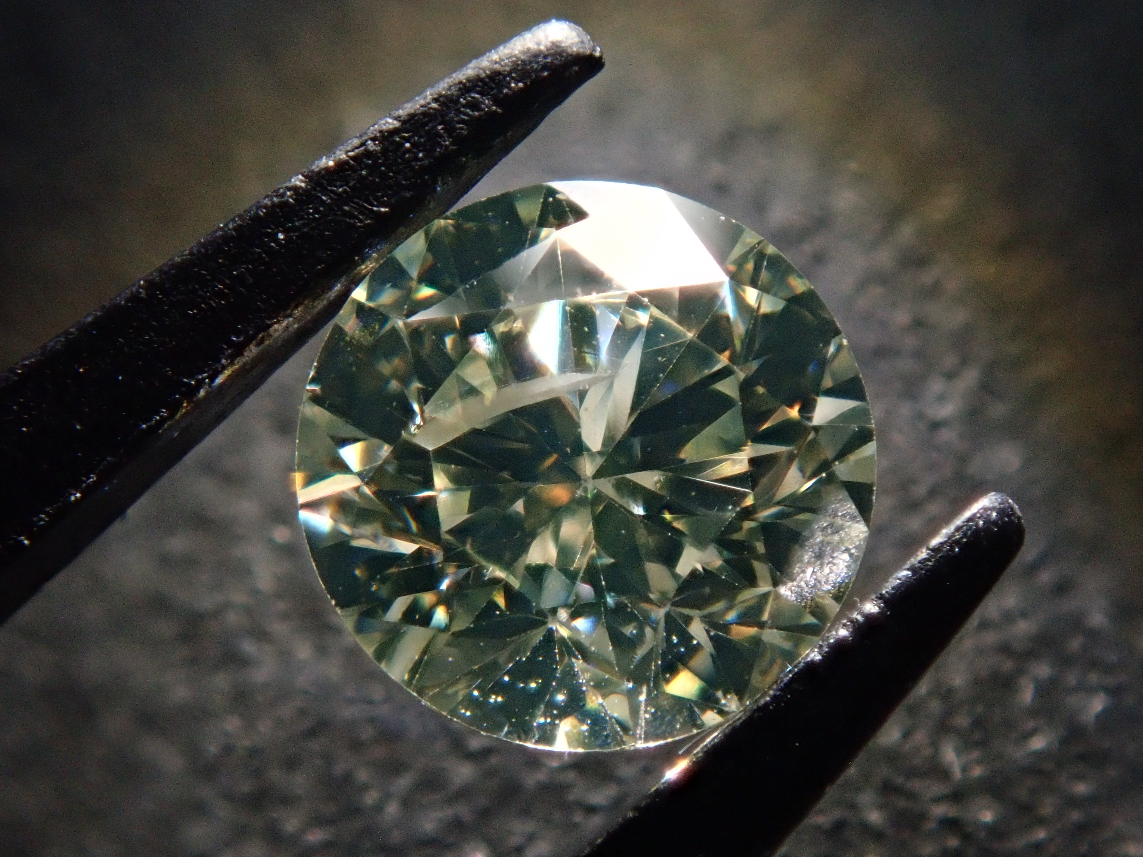 グリーンイエローダイヤモンド 0.502ctルース(VERY LIGHT GREEN YELLOW, I1)