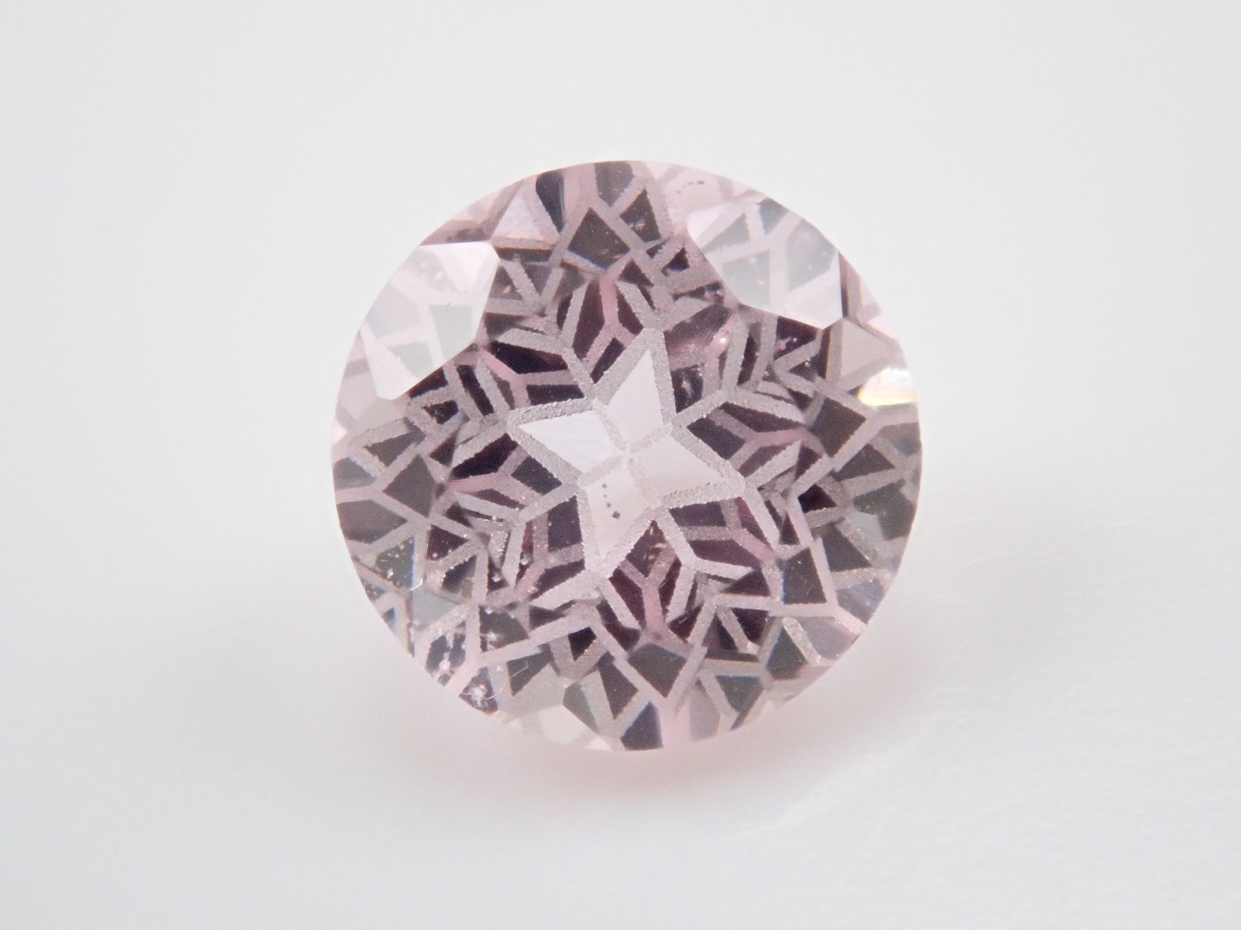 【ダンデライオンカット】ピンクスピネル 5.7mm/0.845ct ルース《コラボ》日独鑑 ワッペン付